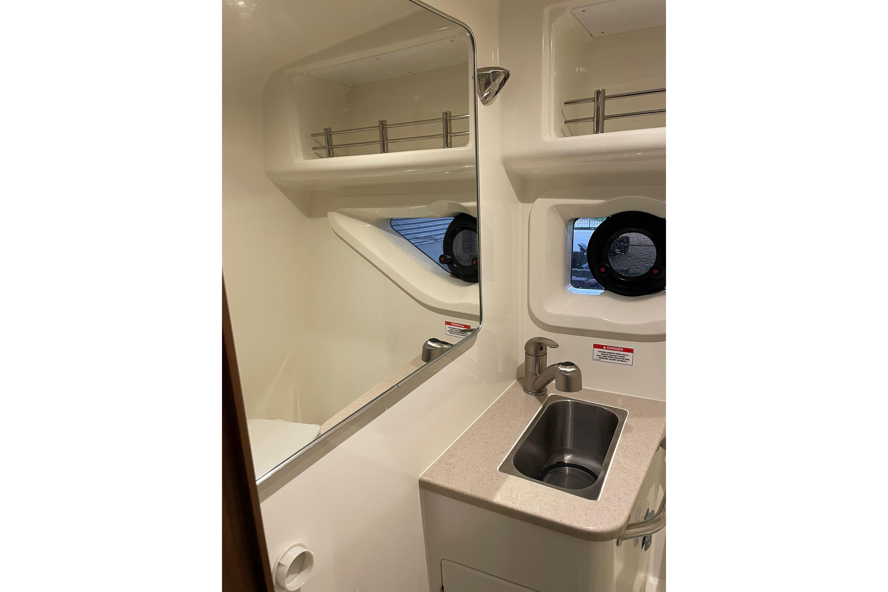 2021 Sea Ray 265 Sundancer large 18