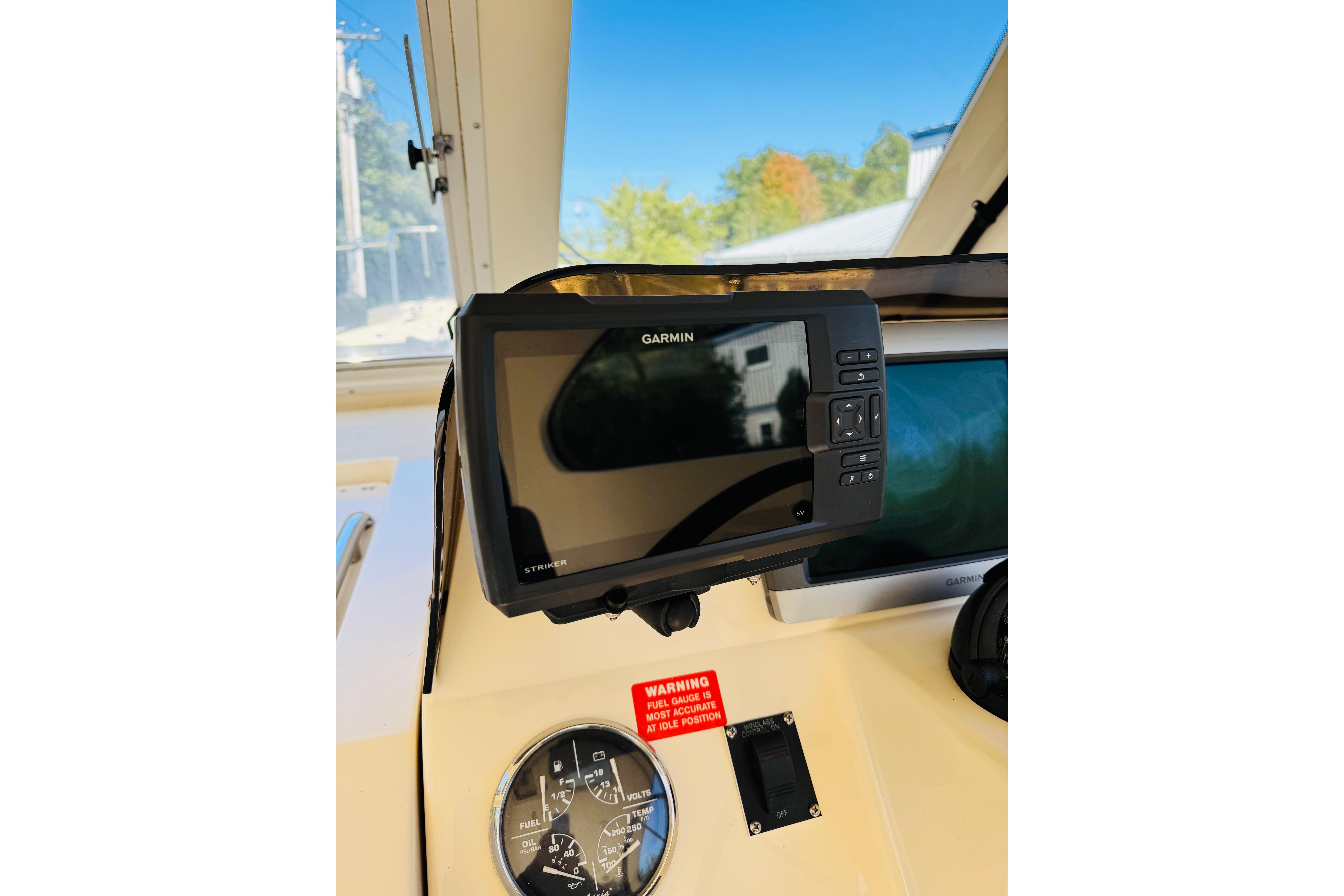 2006 Mainship Pilot 30 Sedan helm with Garmin navigation system and gauges.