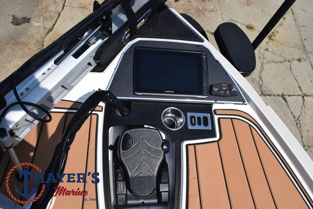 2025 Ranger Z520R Cup-Equipped boat dashboard with Garmin display and controls.
