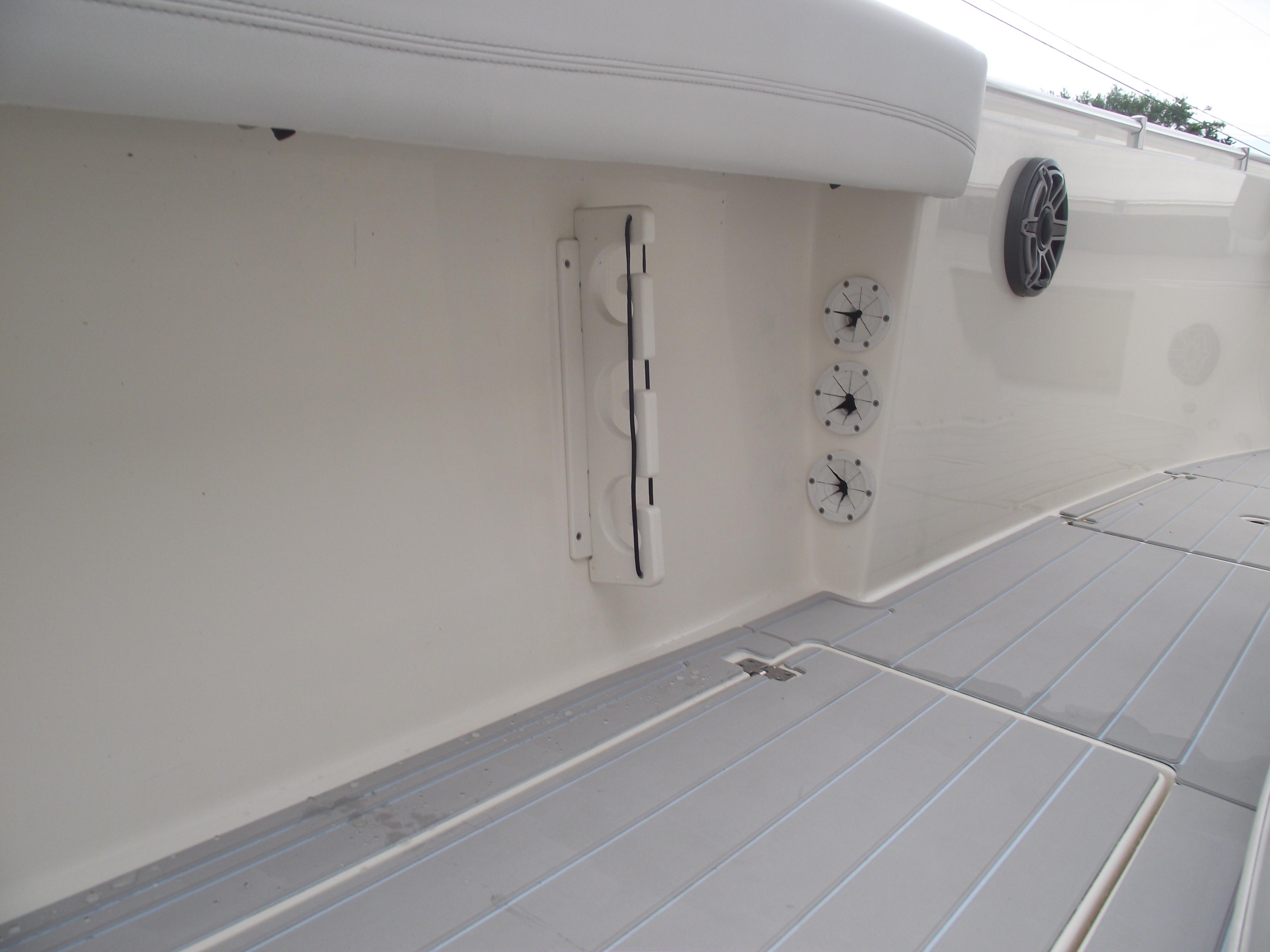 2021-cobia-301-center-console-power-9775810-20250429131704124-1_XLARGE