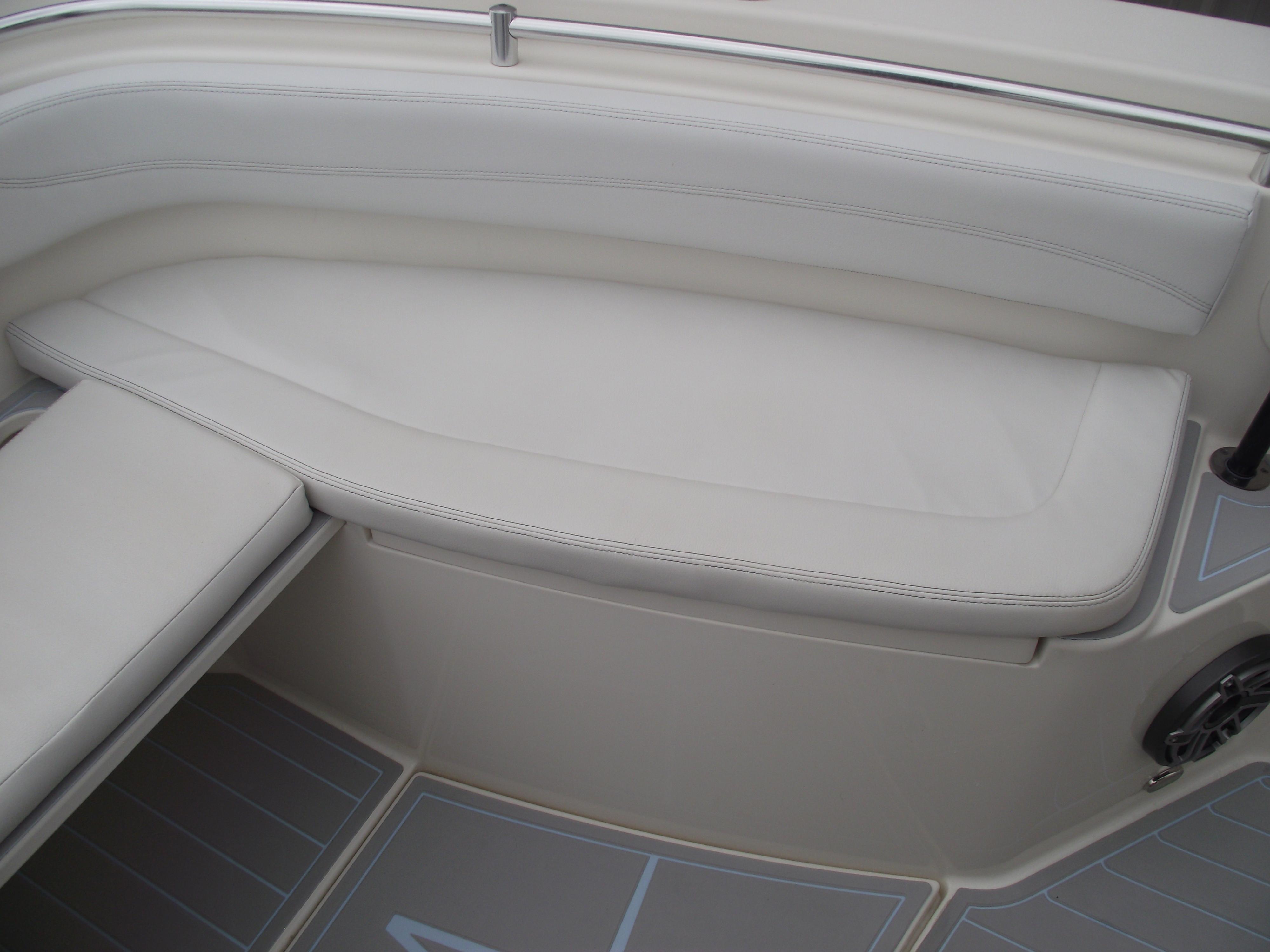 2021-cobia-301-center-console-power-9775810-20250429131908359-1_XLARGE