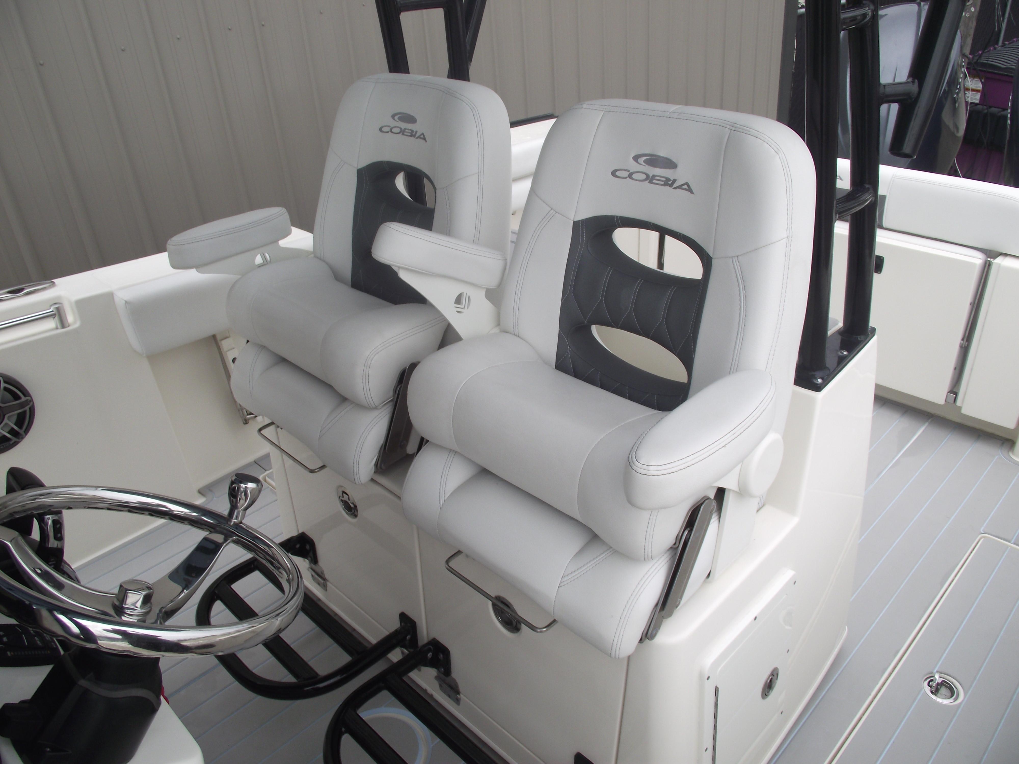 2021-cobia-301-center-console-power-9775810-20250429132141841-1_XLARGE