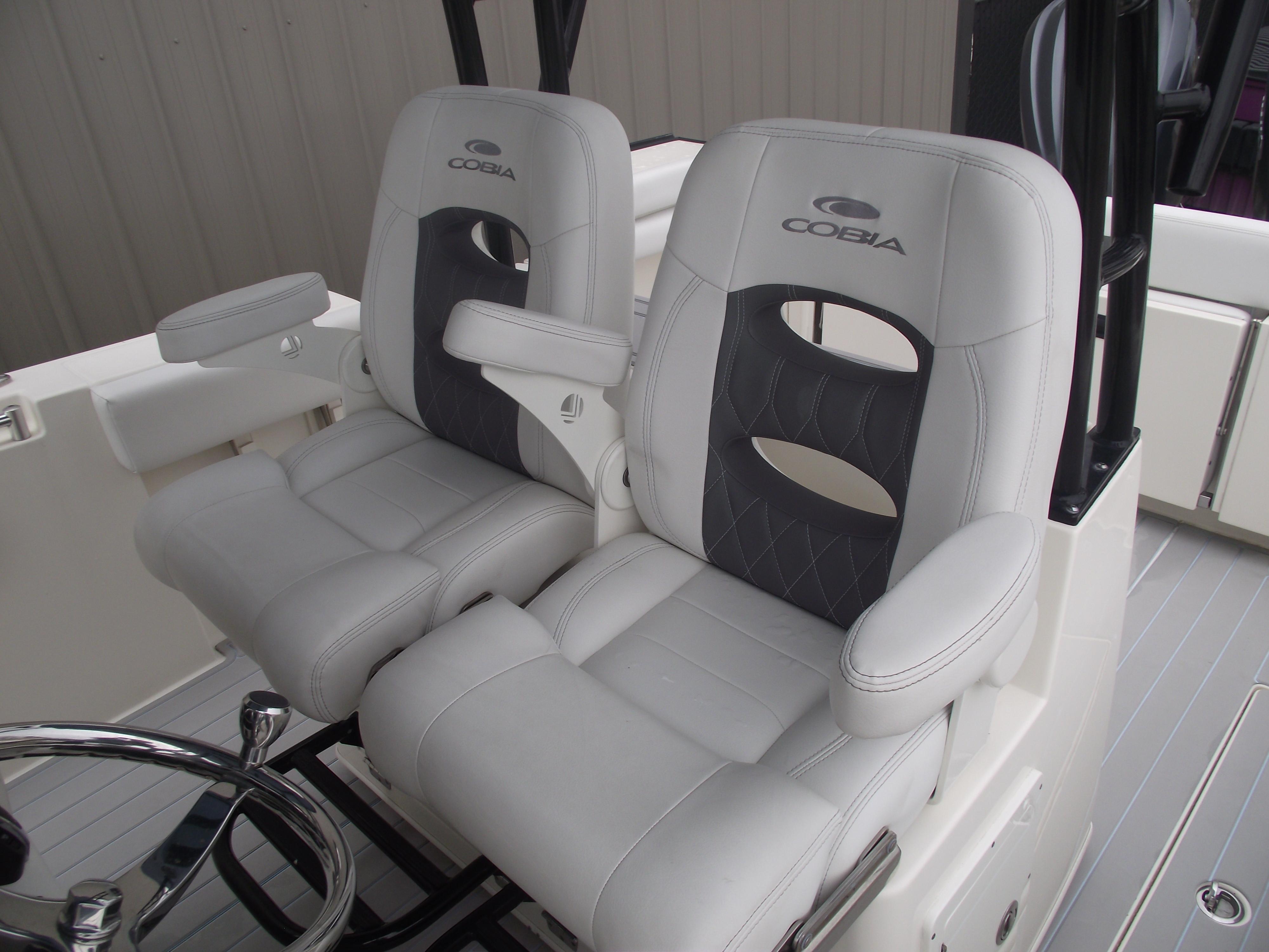 2021-cobia-301-center-console-power-9775810-20250429132146781-1_XLARGE