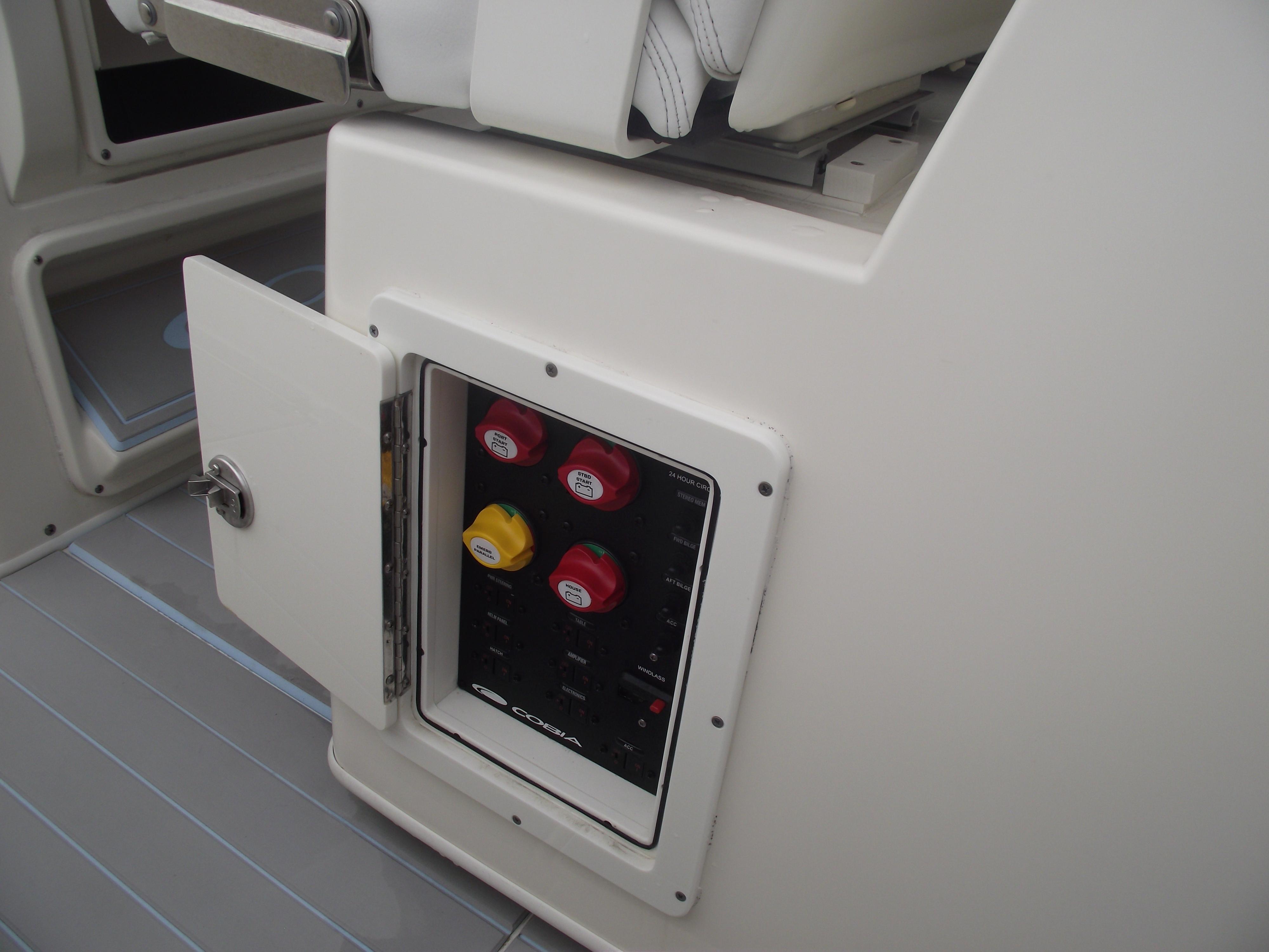 2021-cobia-301-center-console-power-9775810-20250429132209667-1_XLARGE