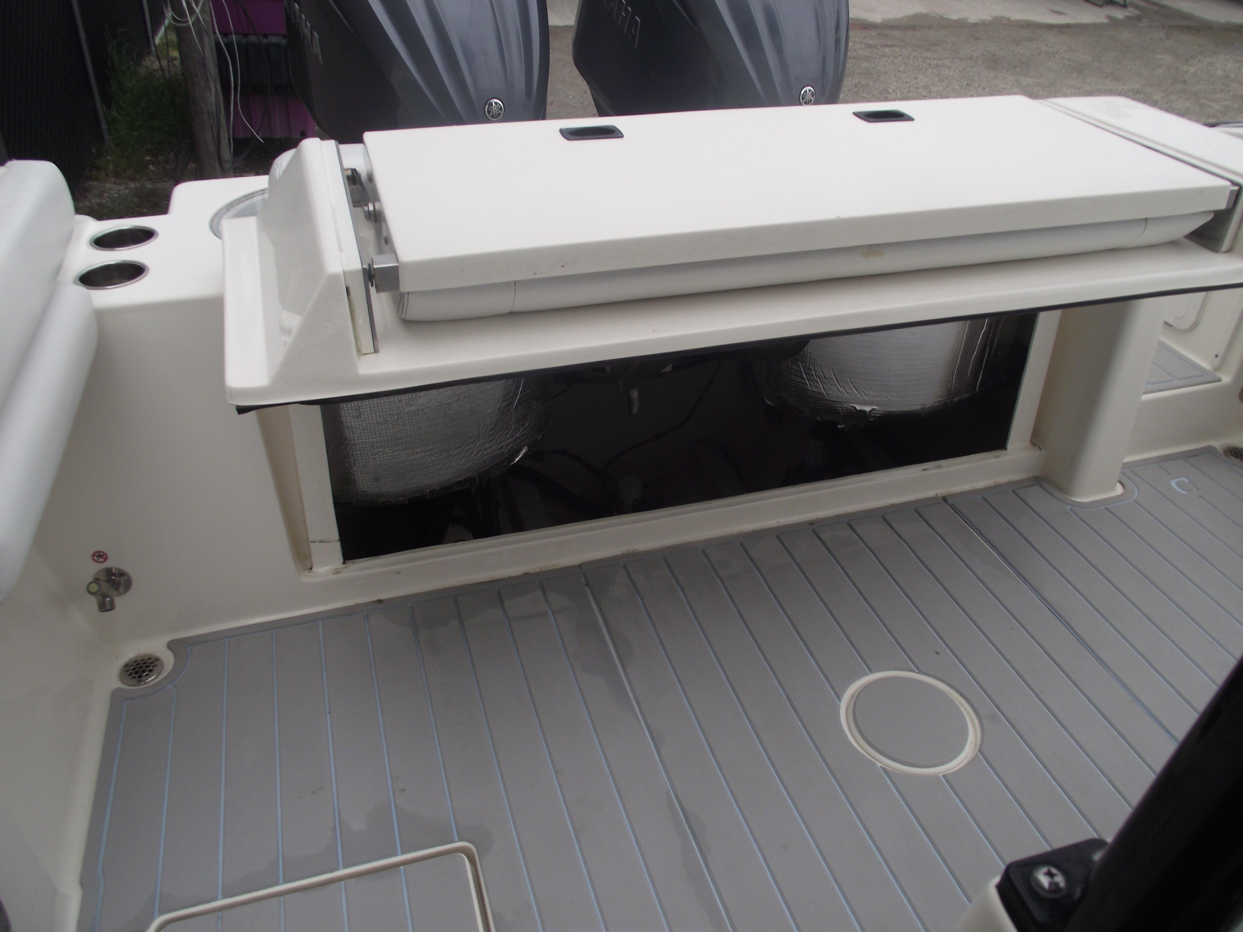 2021-cobia-301-center-console-power-9775810-20250429132306782-1_XLARGE