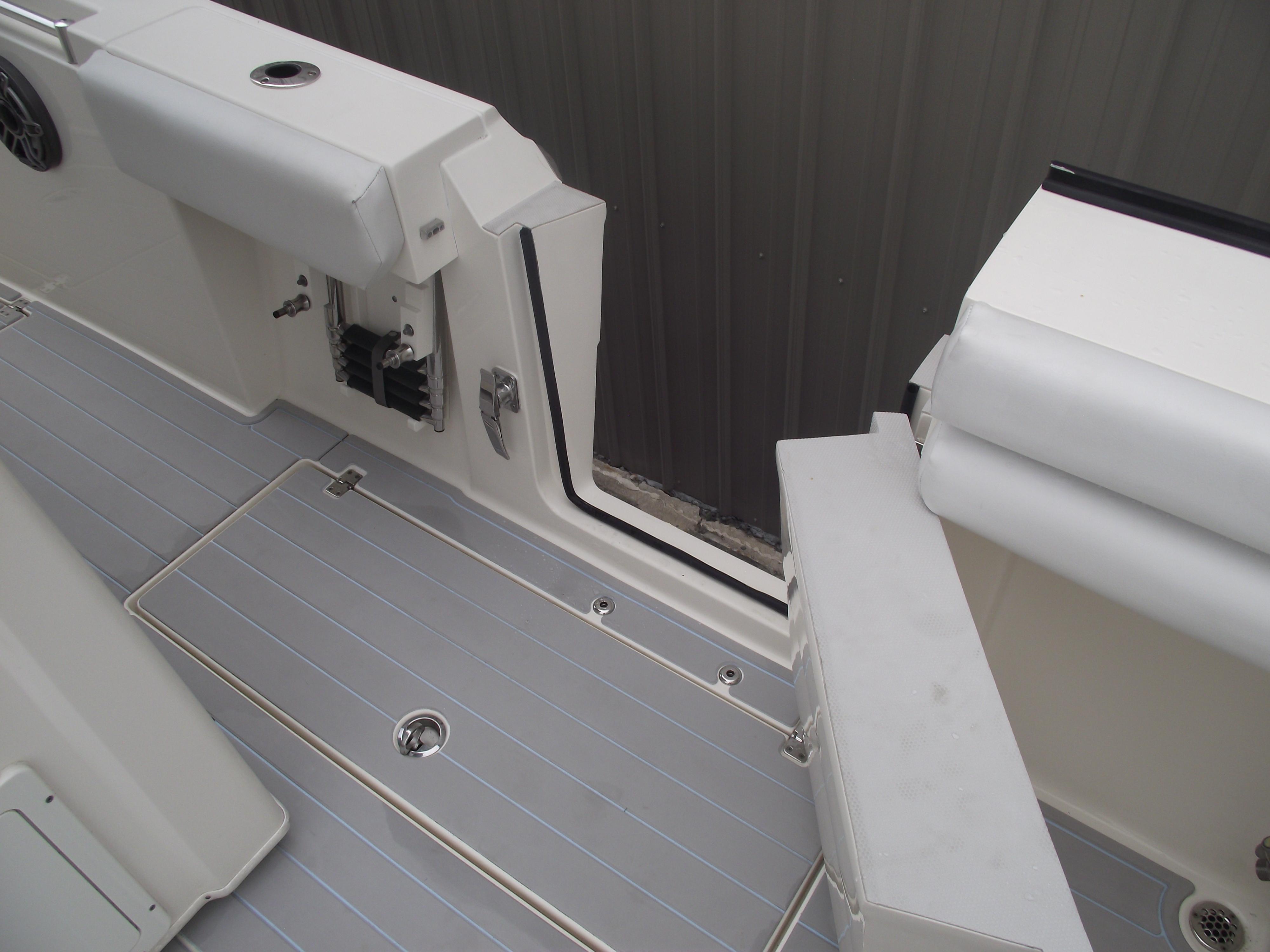 2021-cobia-301-center-console-power-9775810-20250429132322856-1_XLARGE