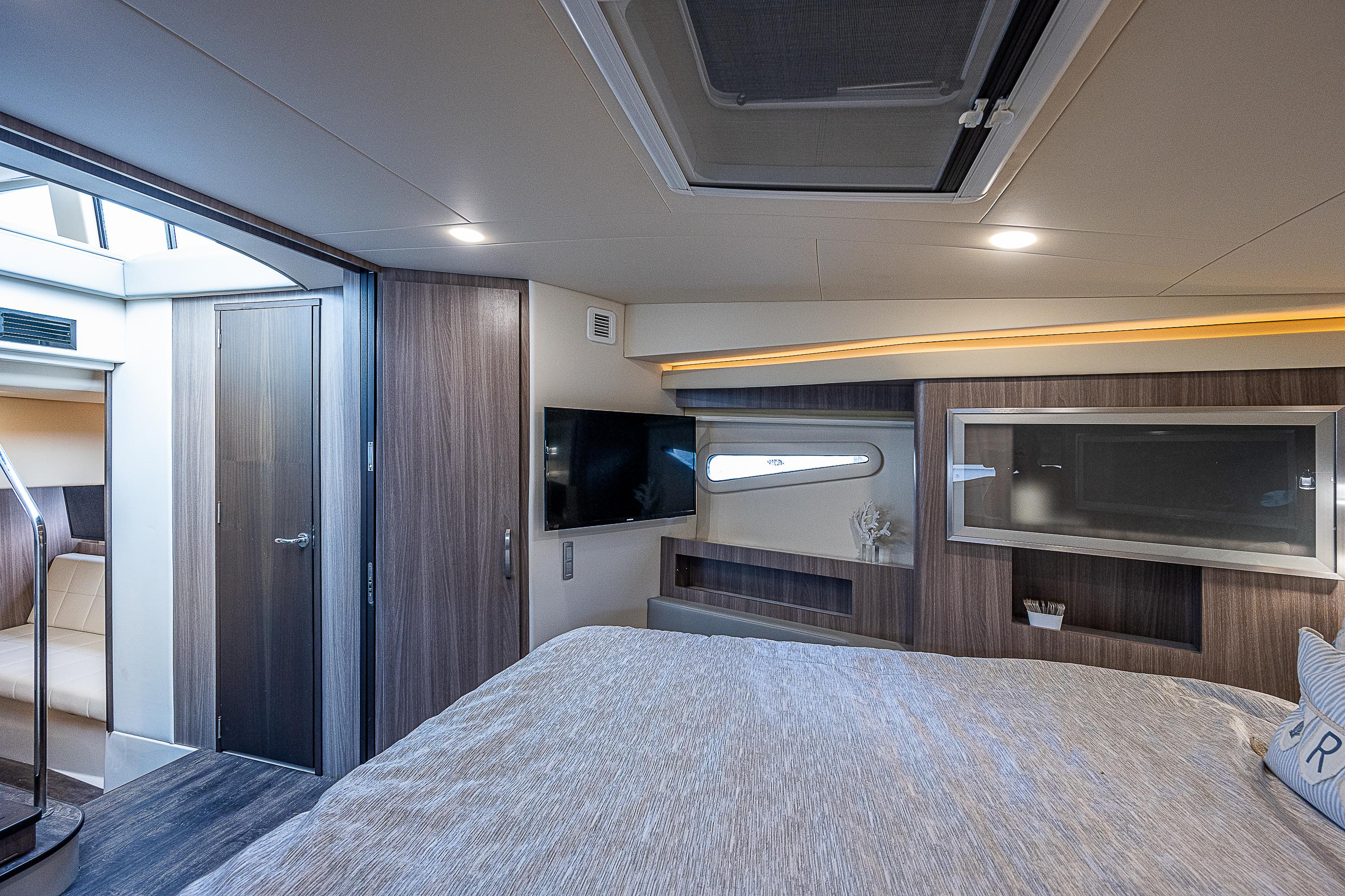 Regal 42 - Carchi - Forward Stateroom