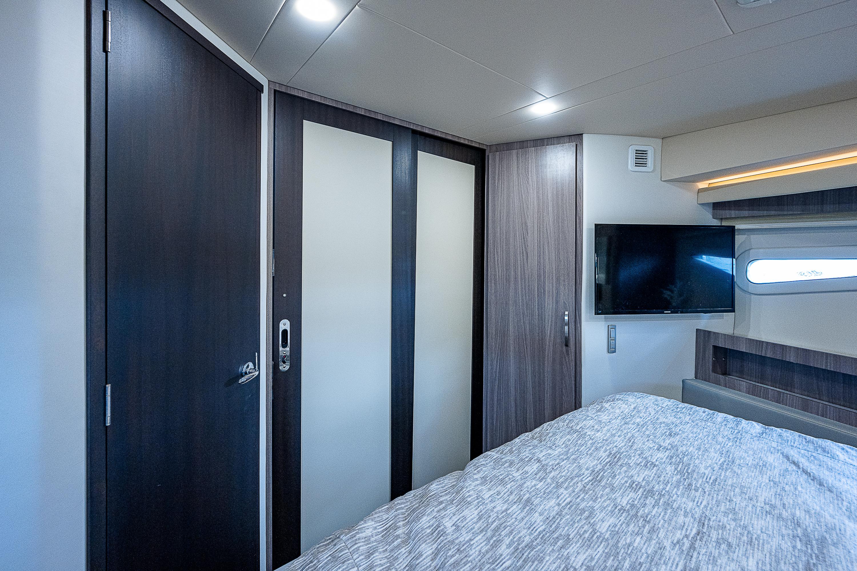 Regal 42 - Carchi - Forward Stateroom