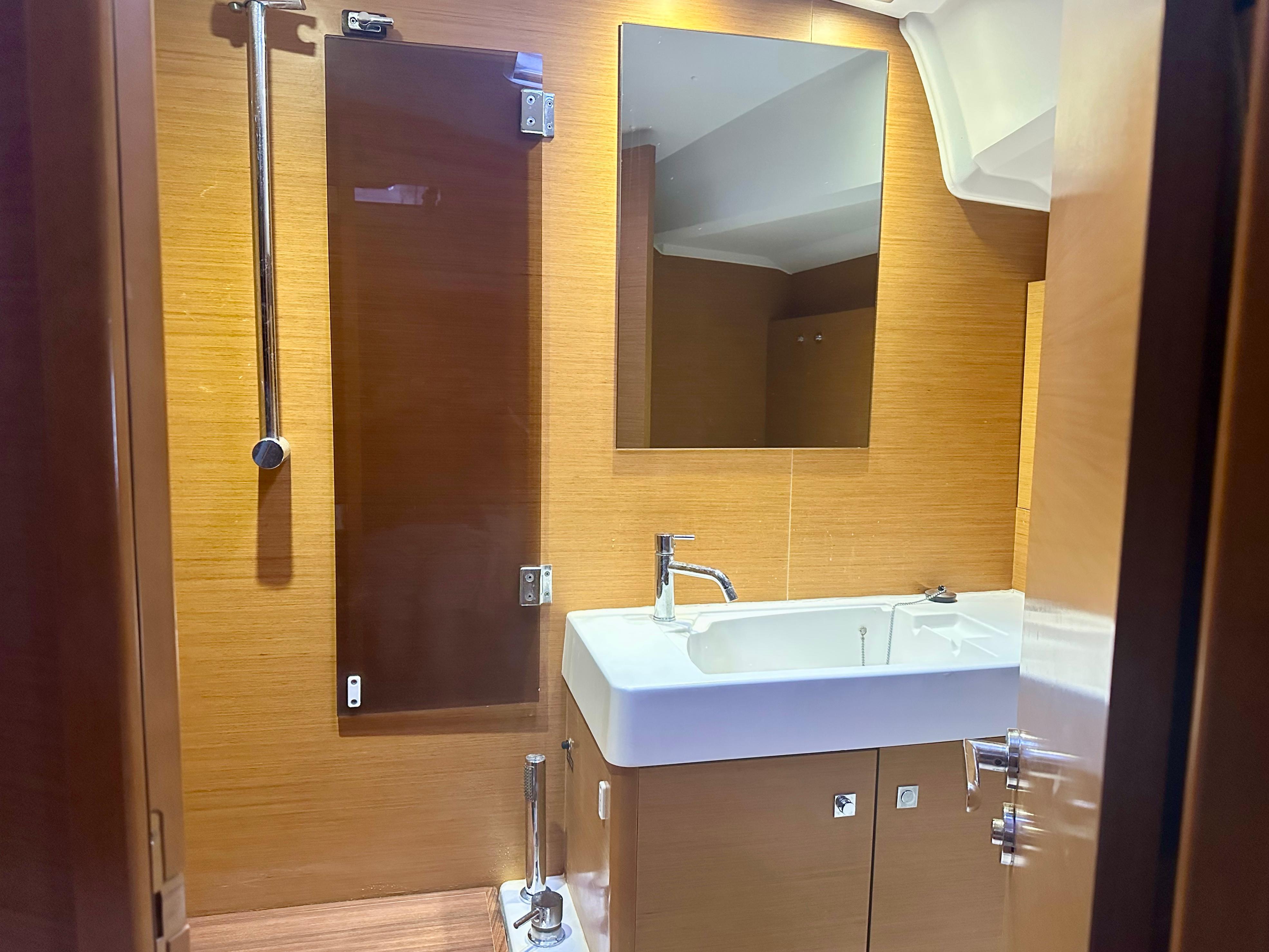 Jeanneau-Sun Odyssey 469 2014-Serendipity RI-US-2014 Jeanneau Sun Odyssey 469 bathroom with modern sink and mirror.-9695803 | Thumbnail