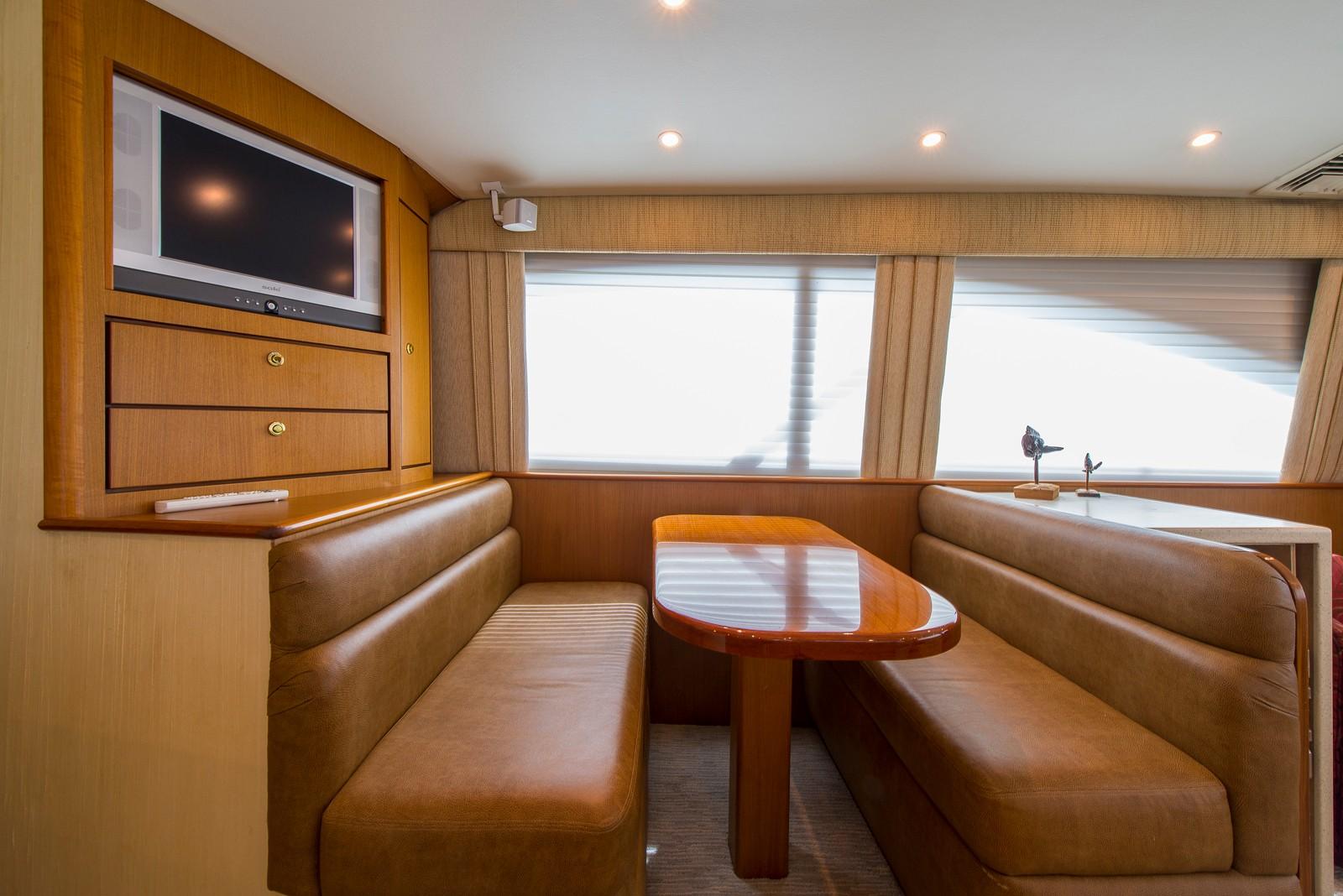 Ocean 46 Kenz Sea - Dinette, Seating, Table and TV