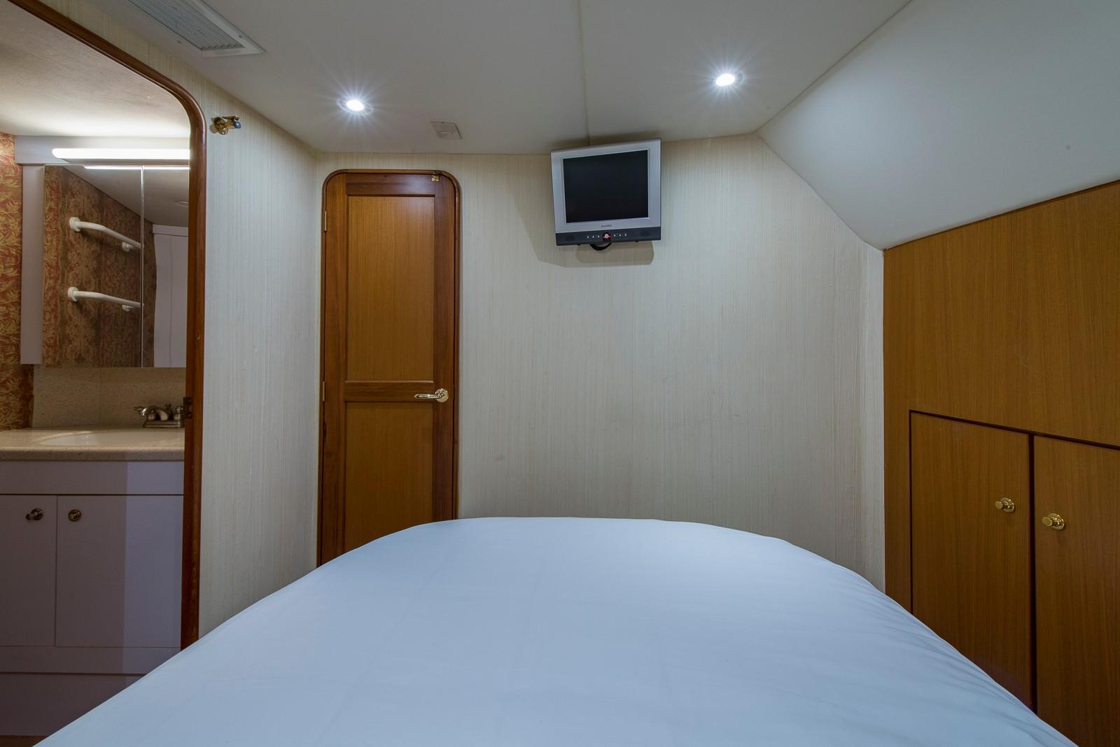 Ocean 46 Kenz Sea - Master Stateroom, Berth, TV and Entry