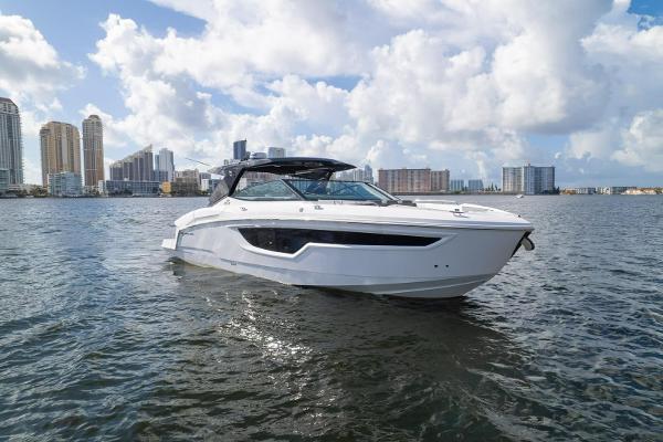 2021 Cruisers Yachts 38 GLS