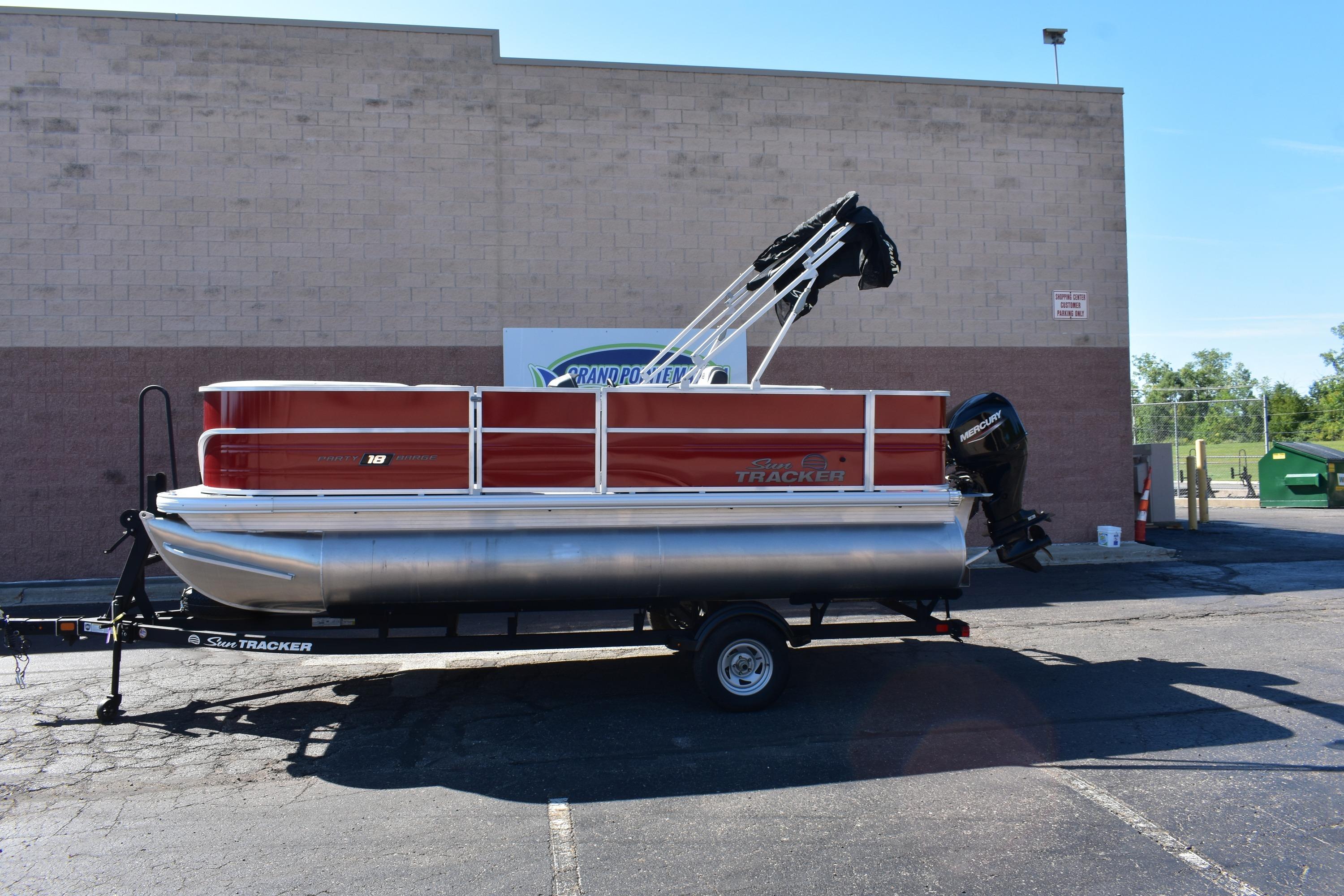 2026 Sun Tracker Party Barge 18 DLX Gallery