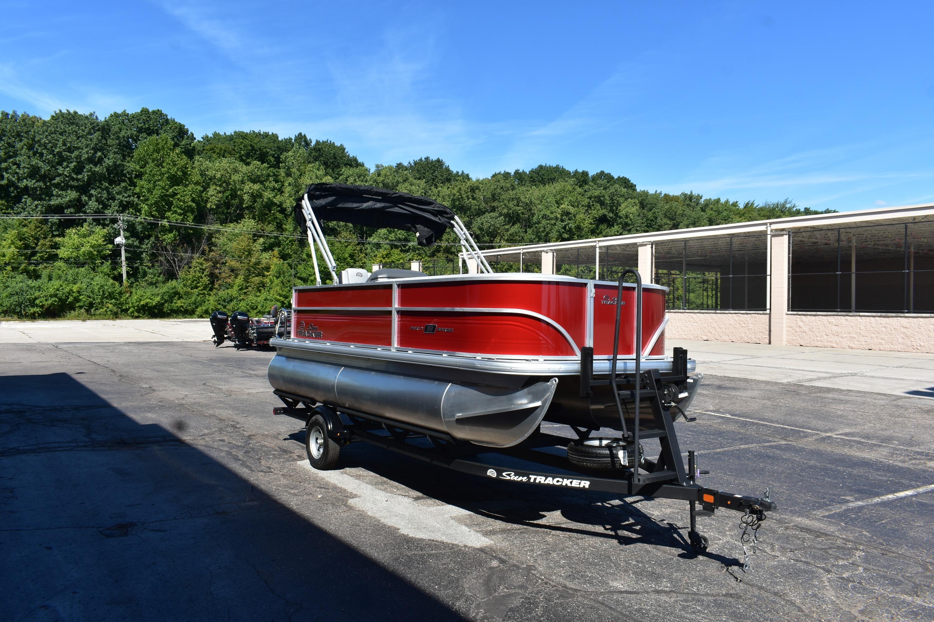 2026 Sun Tracker Party Barge 18 DLX Gallery