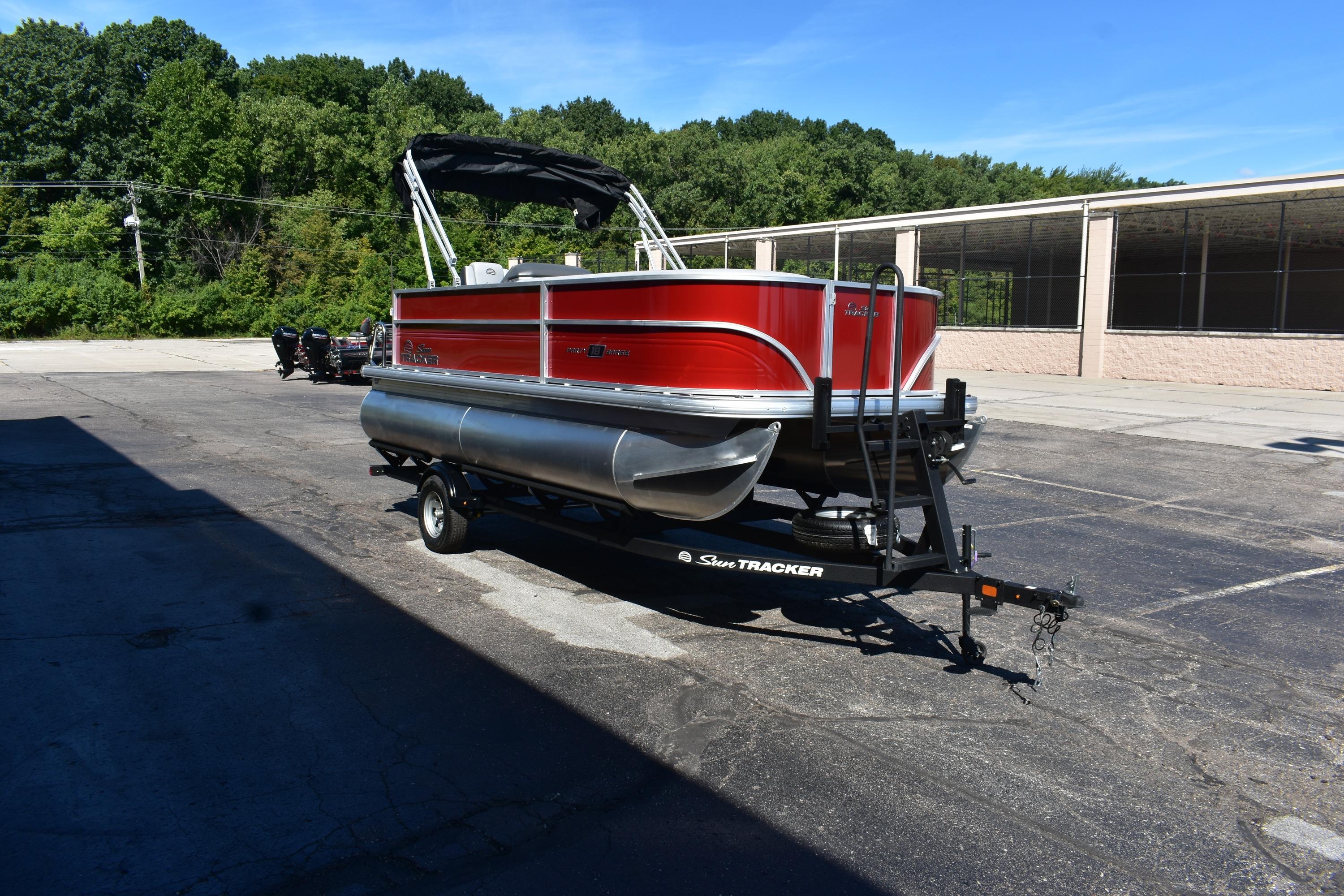 2026 Sun Tracker Party Barge 18 DLX Gallery