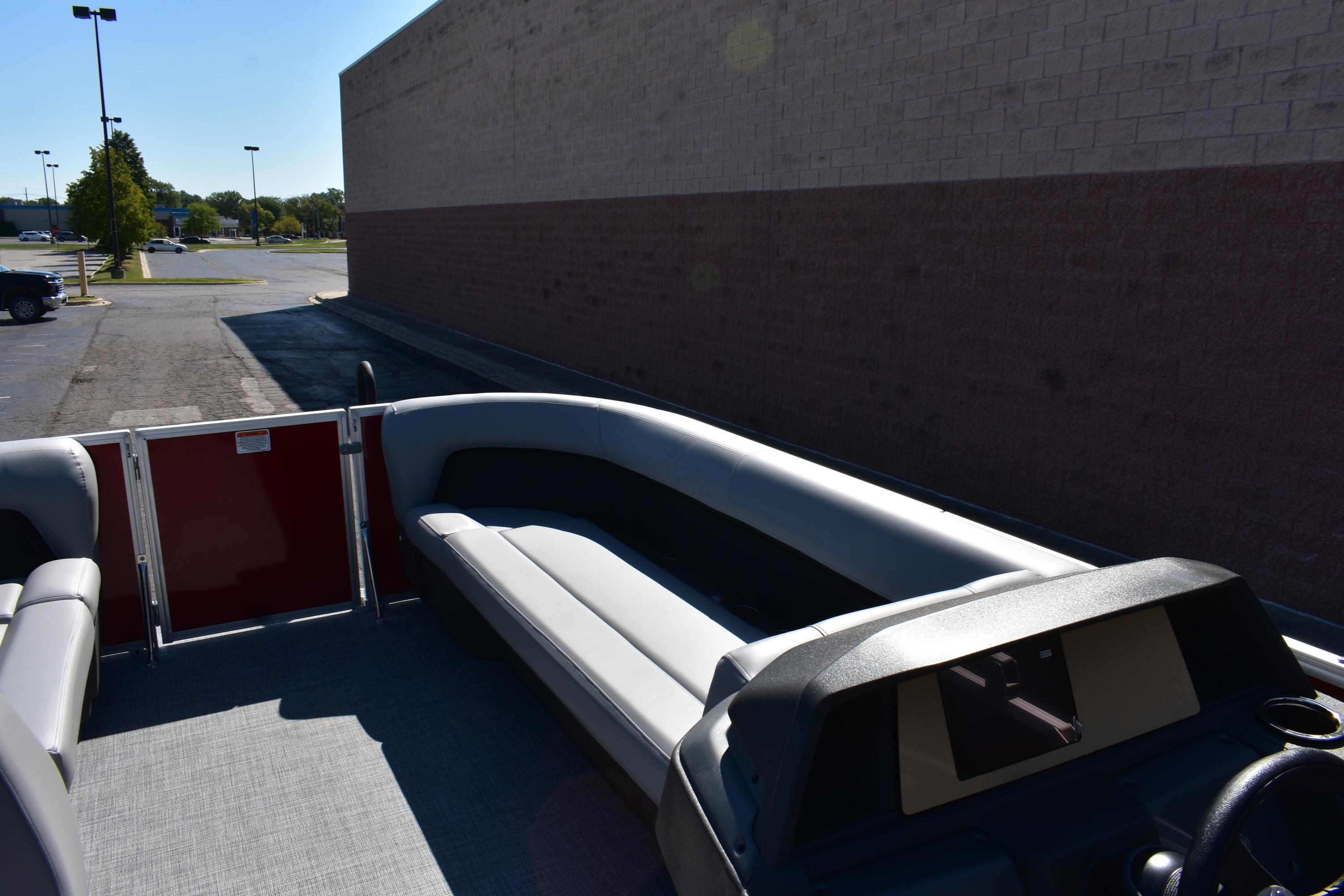 2026 Sun Tracker Party Barge 18 DLX Gallery