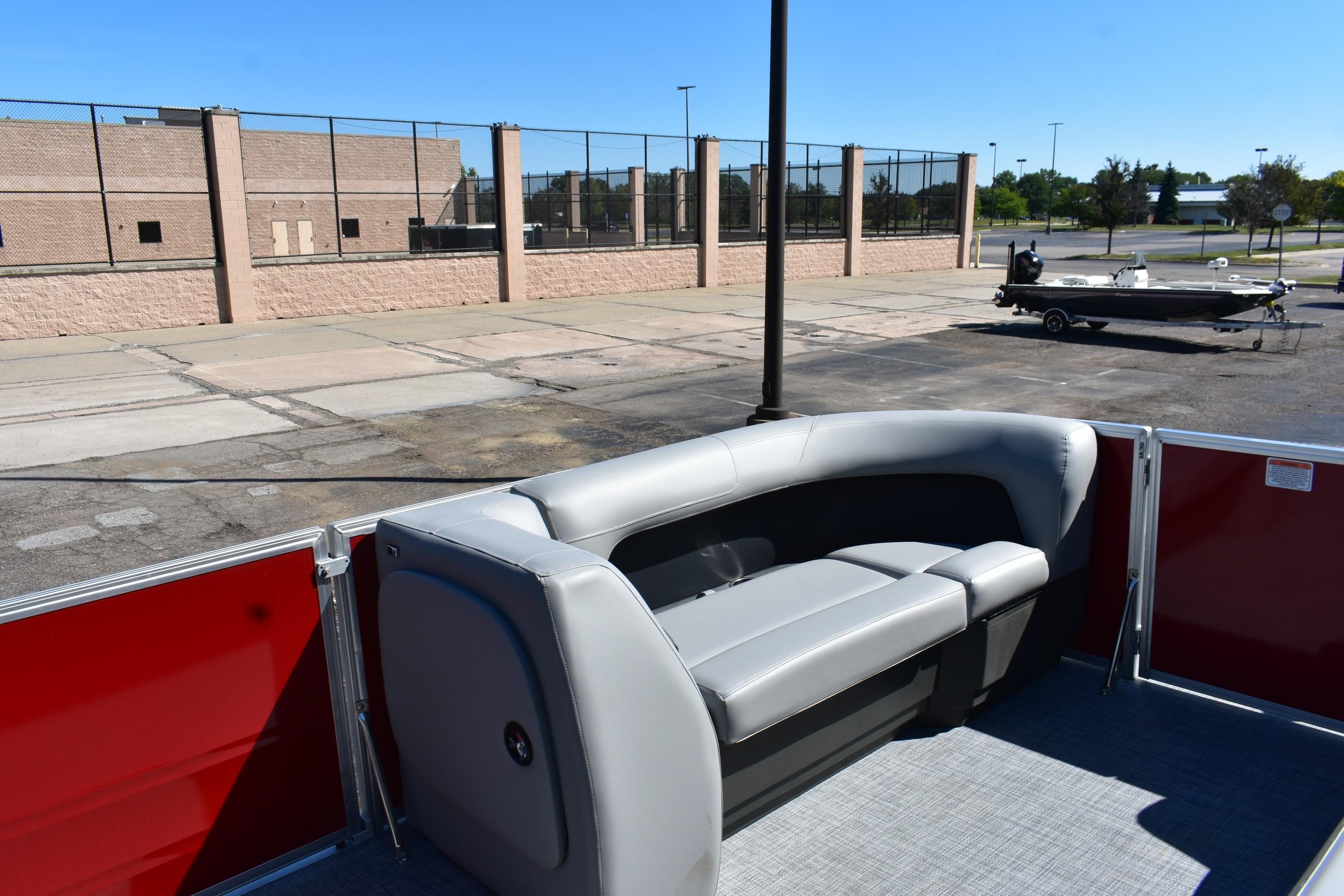 2026 Sun Tracker Party Barge 18 DLX Gallery