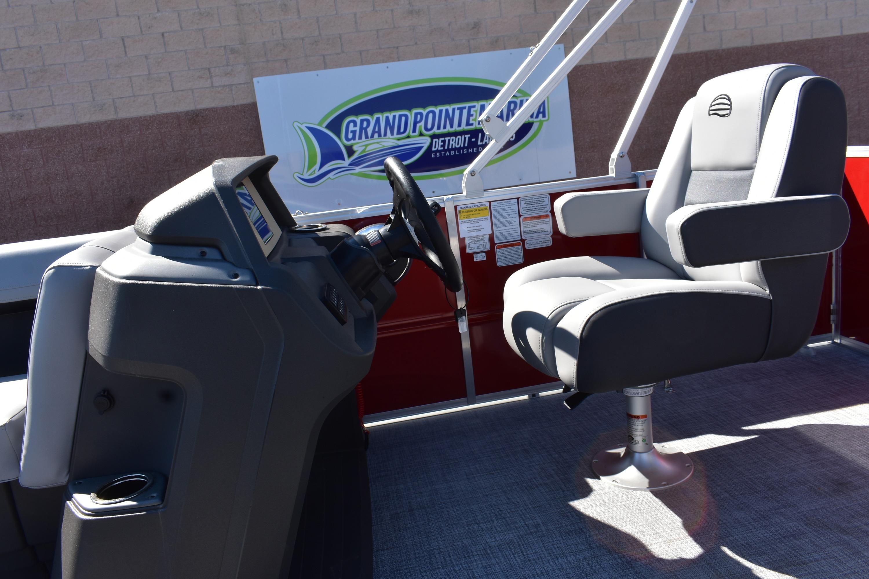 2026 Sun Tracker Party Barge 18 DLX Gallery