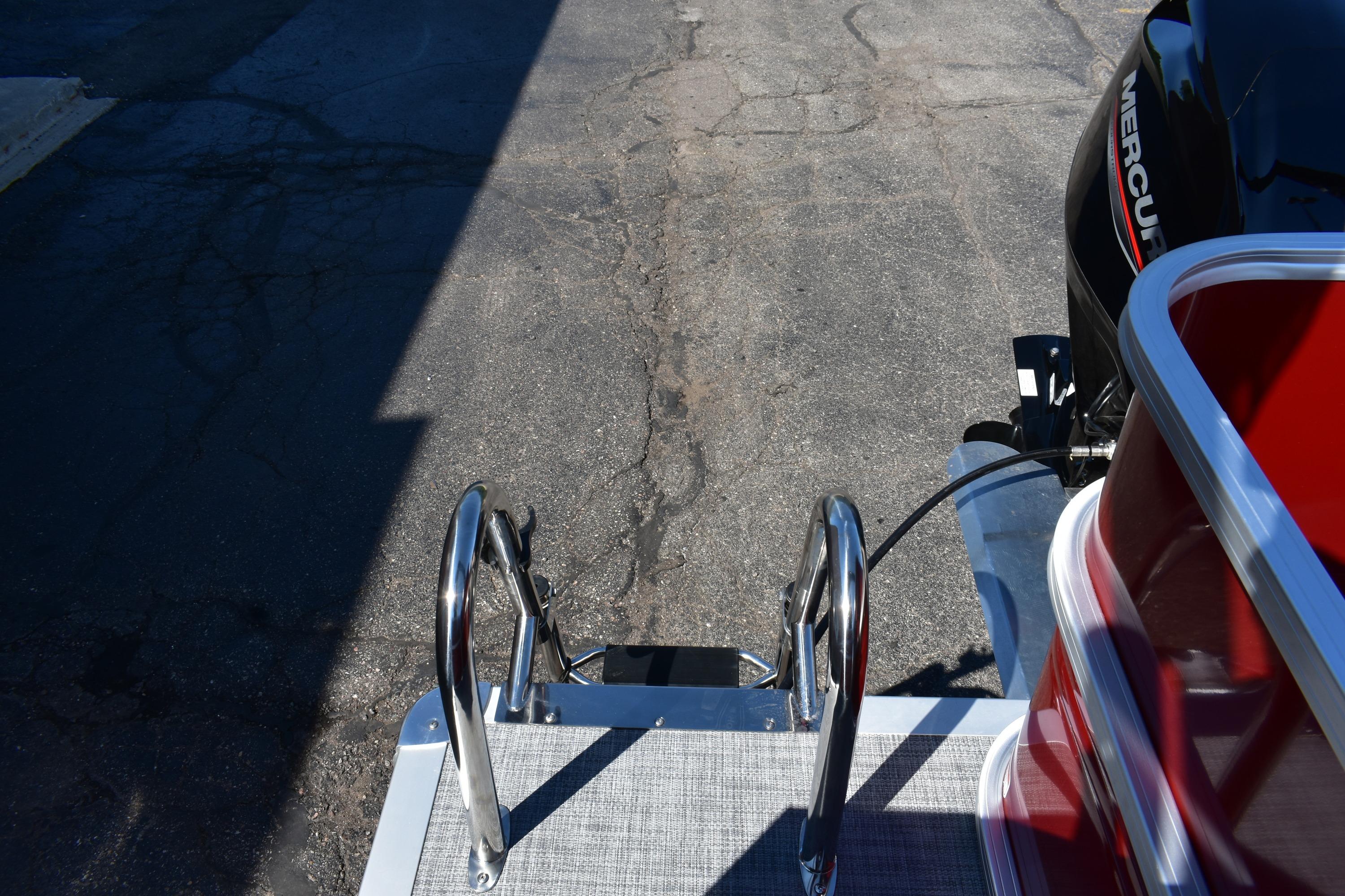 2026 Sun Tracker Party Barge 18 DLX Gallery