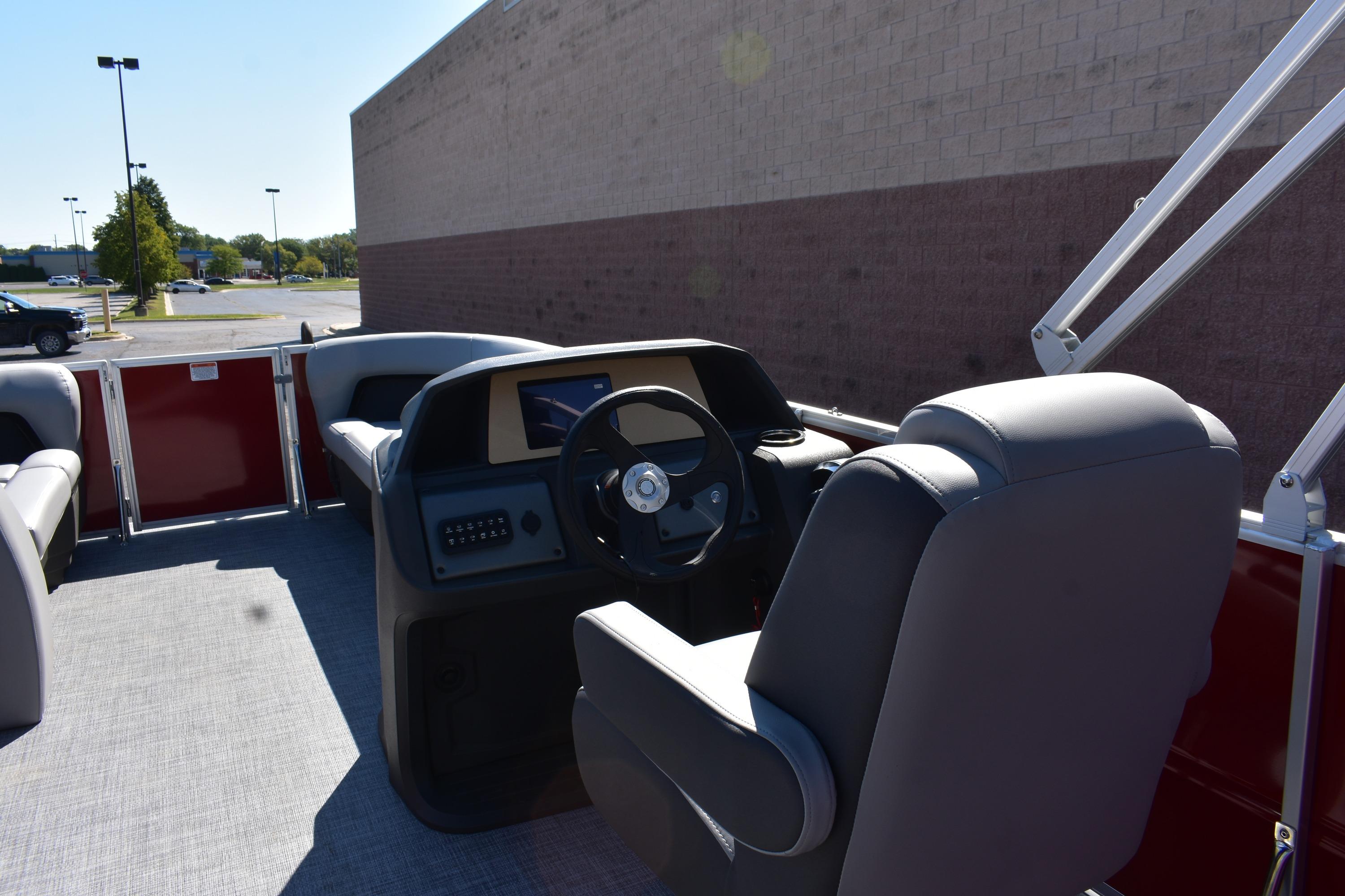 2026 Sun Tracker Party Barge 18 DLX Gallery