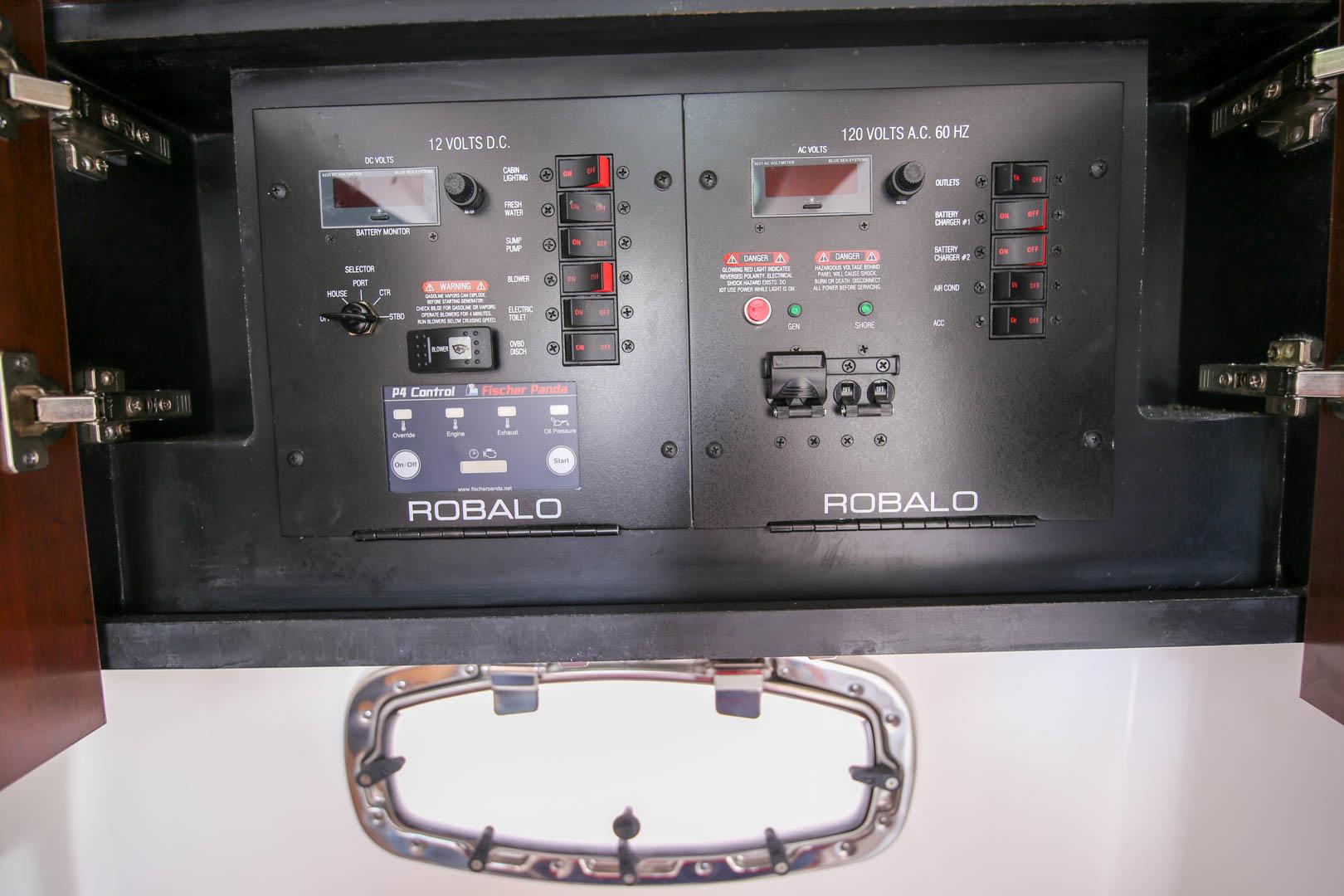 2023 Robalo R360 Center Console 19