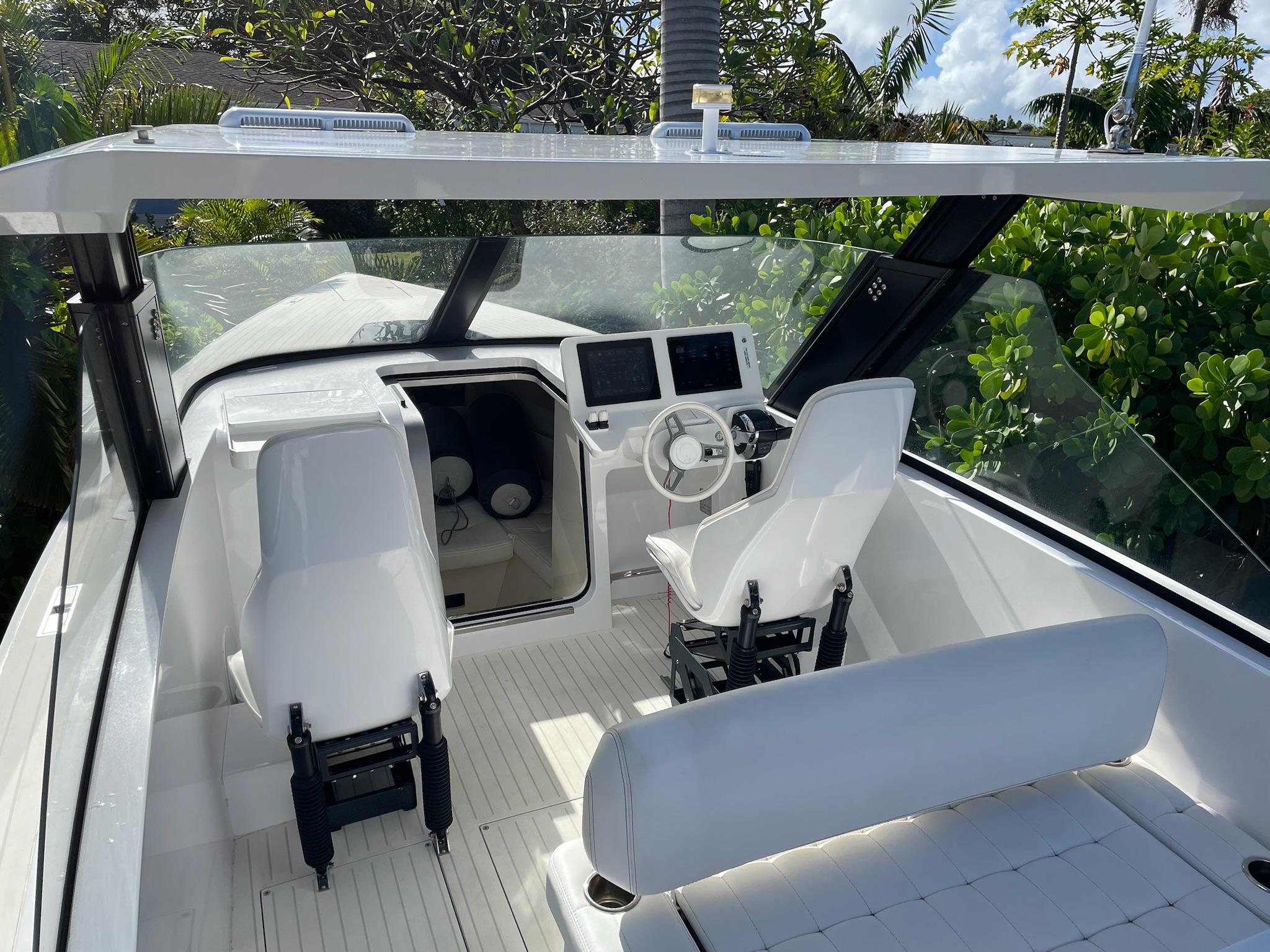 Iguana-Commuter 2019-White Turtle MC-9775807 | Thumbnail