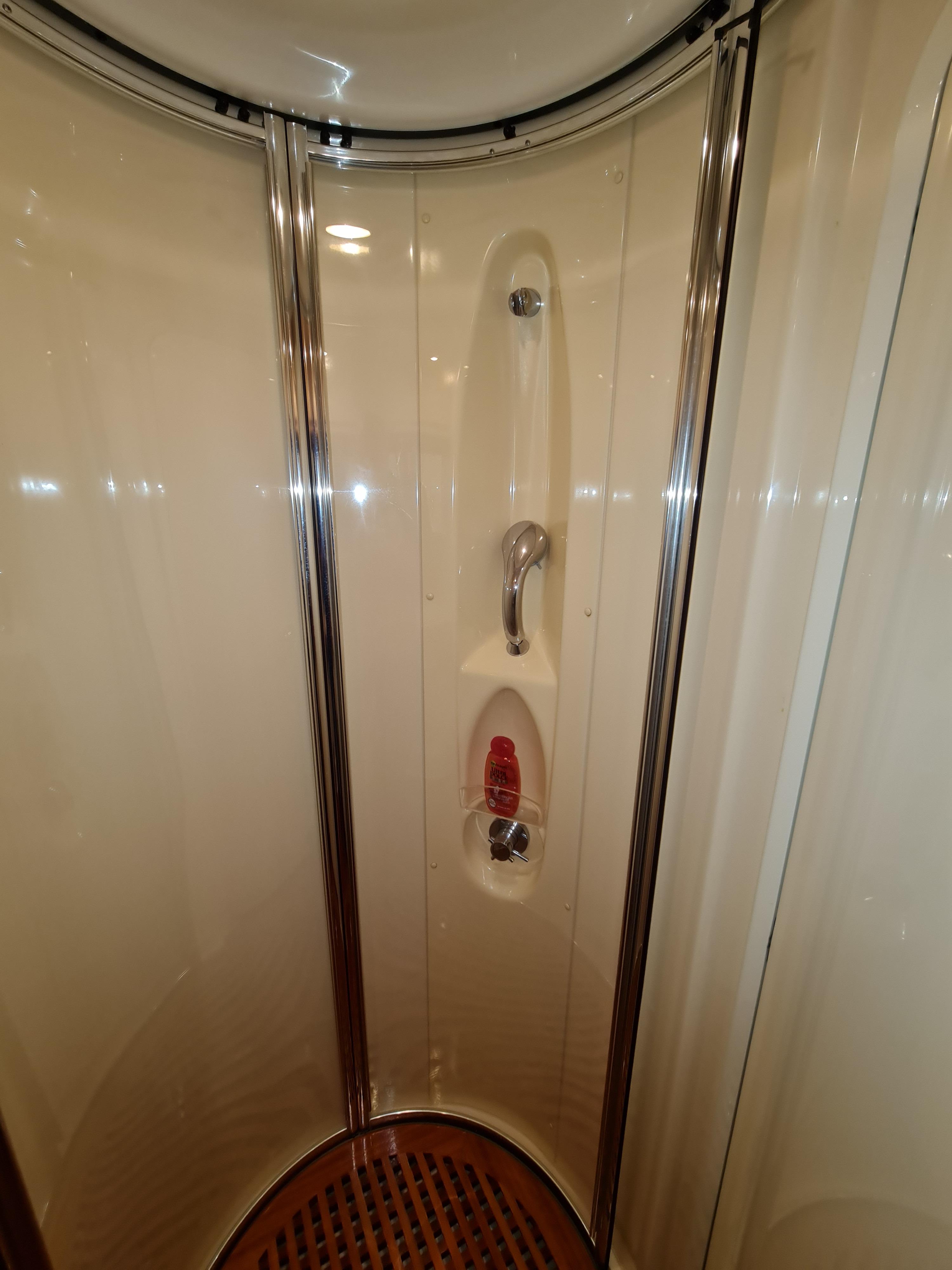 Azimut 68E shower