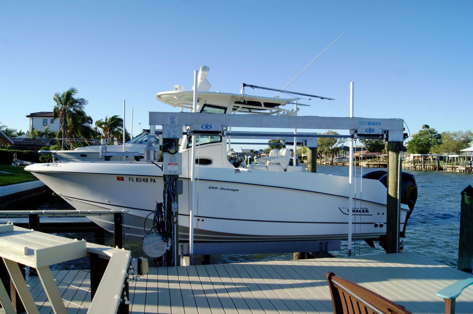 2009-boston-whaler-250-outrage-power-9805875-978947517-0-220520251040-3