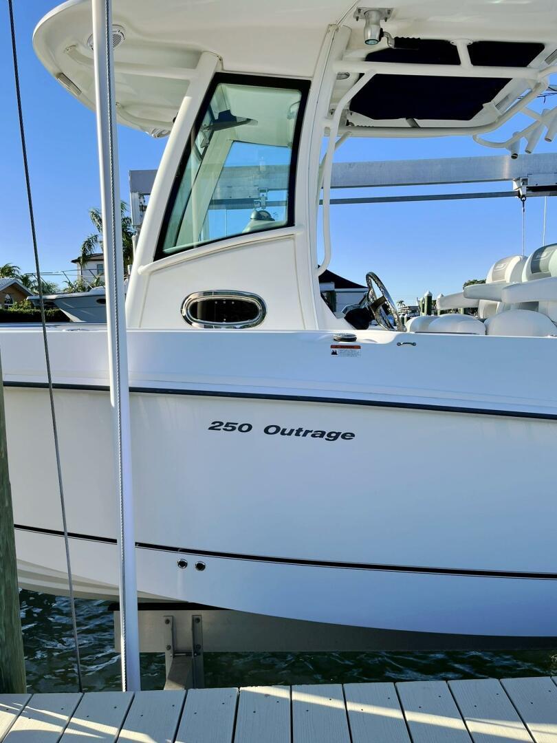 2009-boston-whaler-250-outrage-power-9805875-978947521-0-220520251040-7