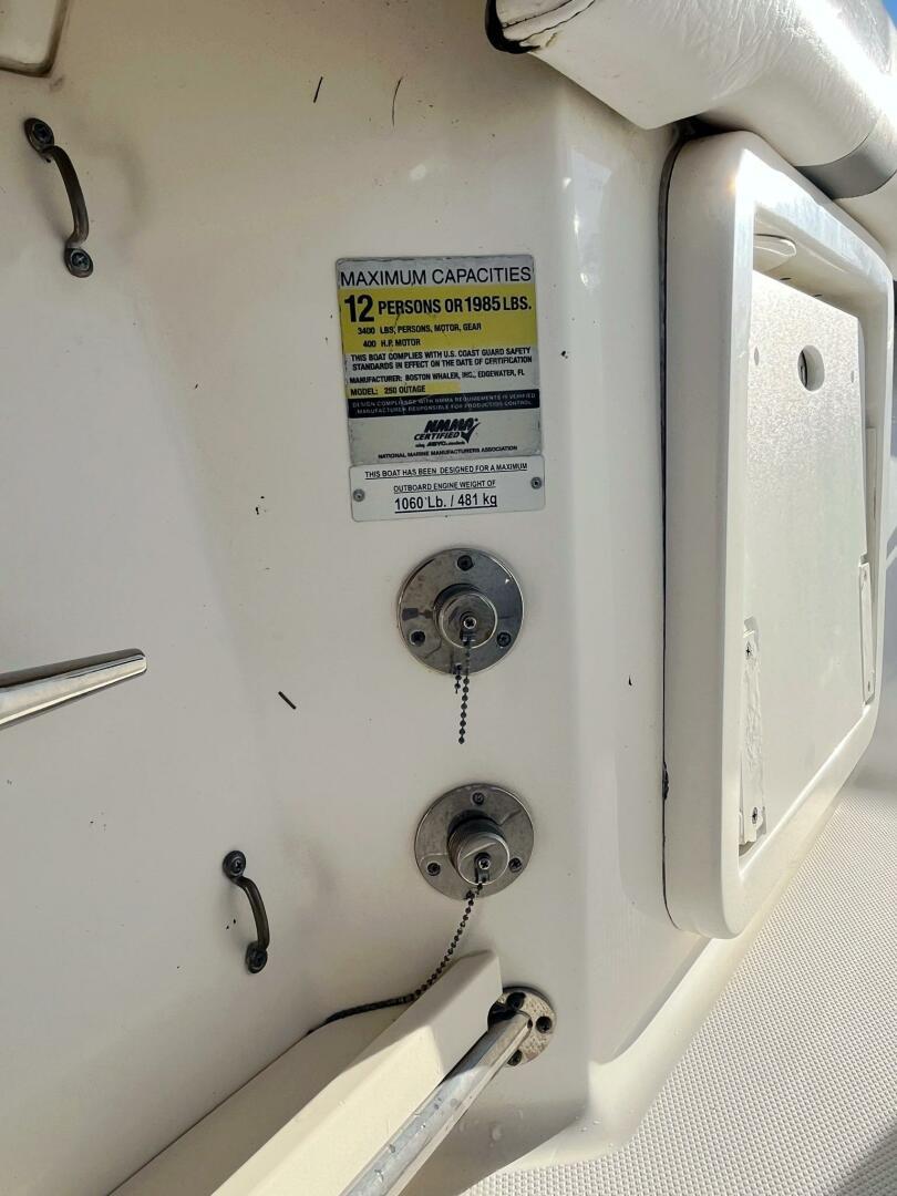 2009-boston-whaler-250-outrage-power-9805875-978947556-0-220520251041-42