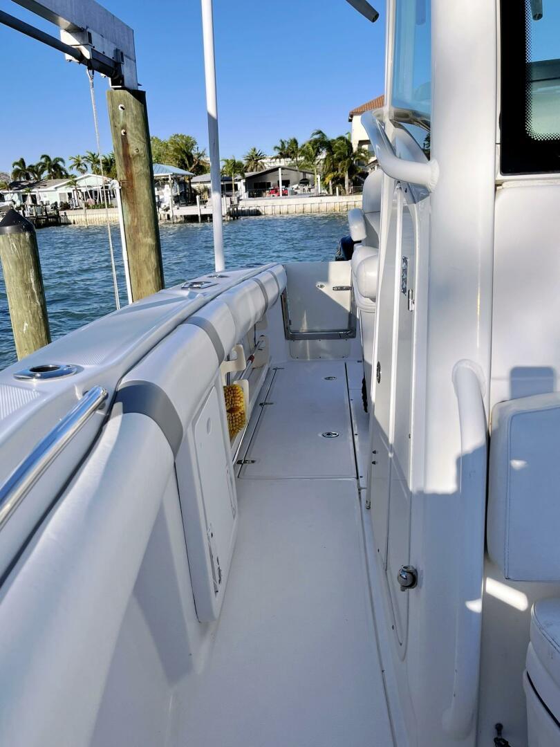 2009-boston-whaler-250-outrage-power-9805875-978947558-0-220520251041-44