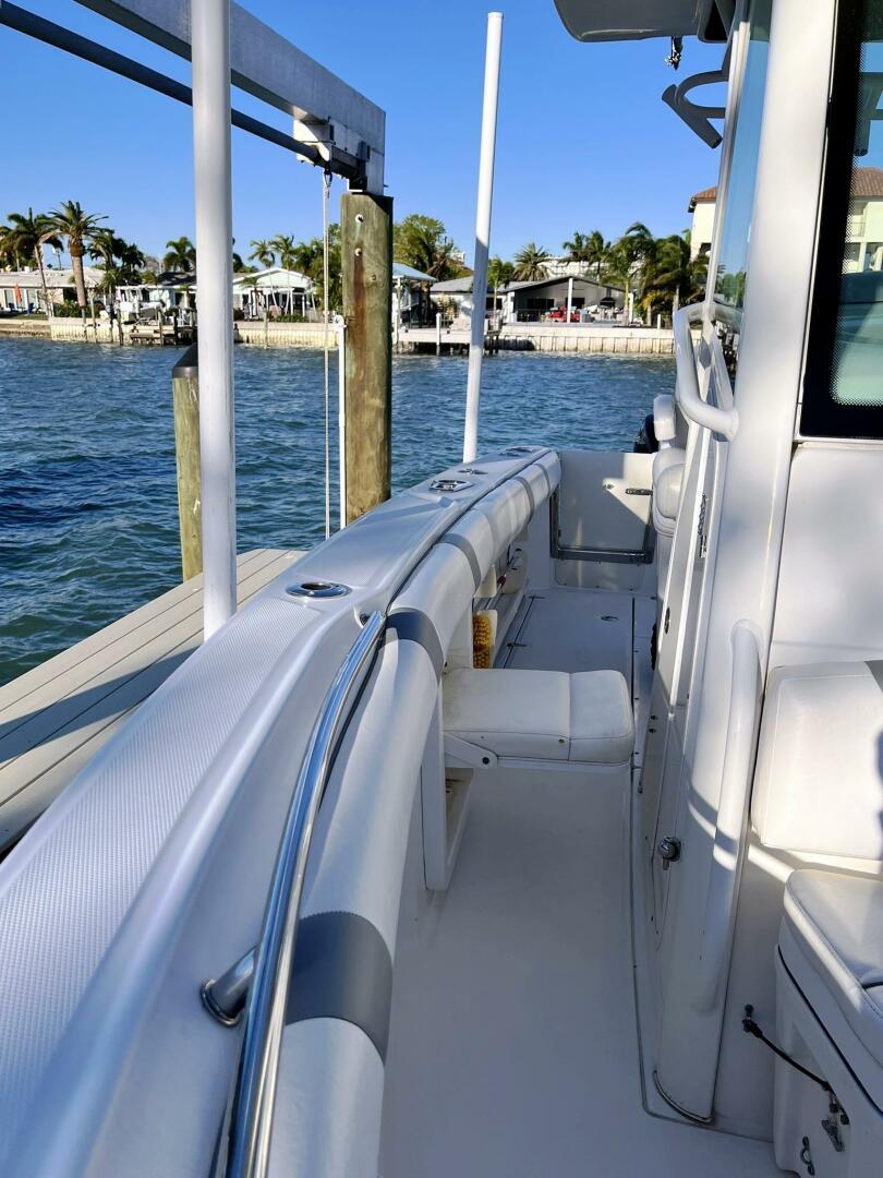 2009-boston-whaler-250-outrage-power-9805875-978947559-0-220520251041-45