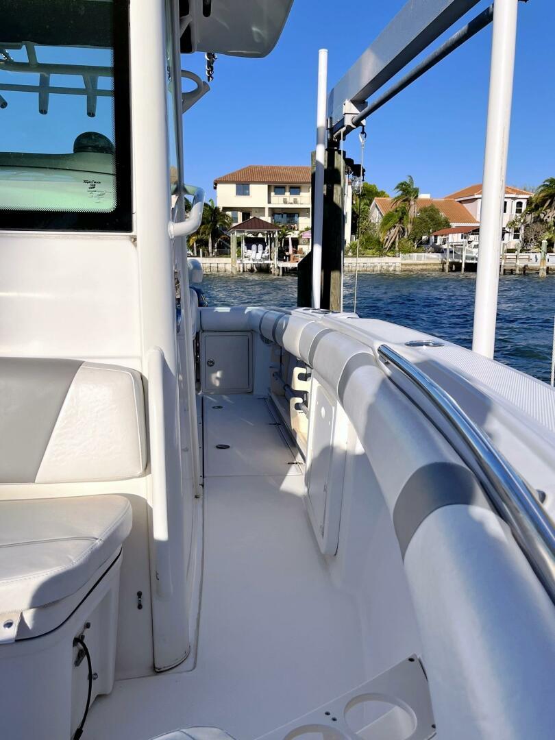 2009-boston-whaler-250-outrage-power-9805875-978947562-0-220520251041-48