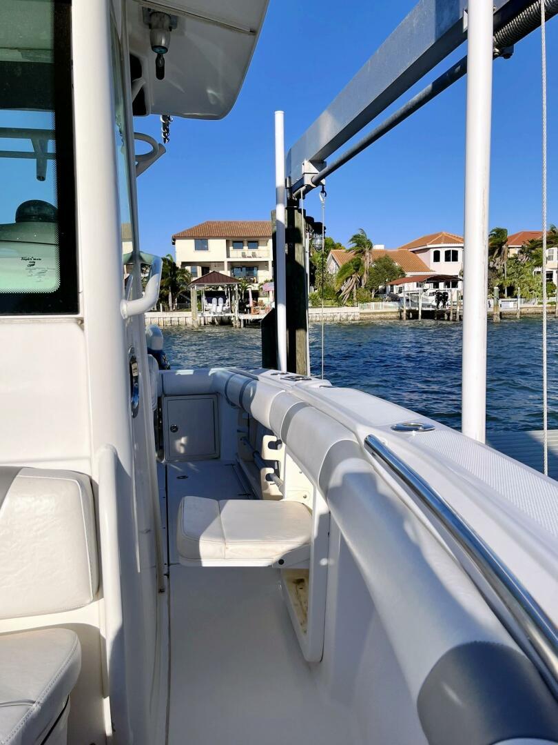 2009-boston-whaler-250-outrage-power-9805875-978947563-0-220520251041-49