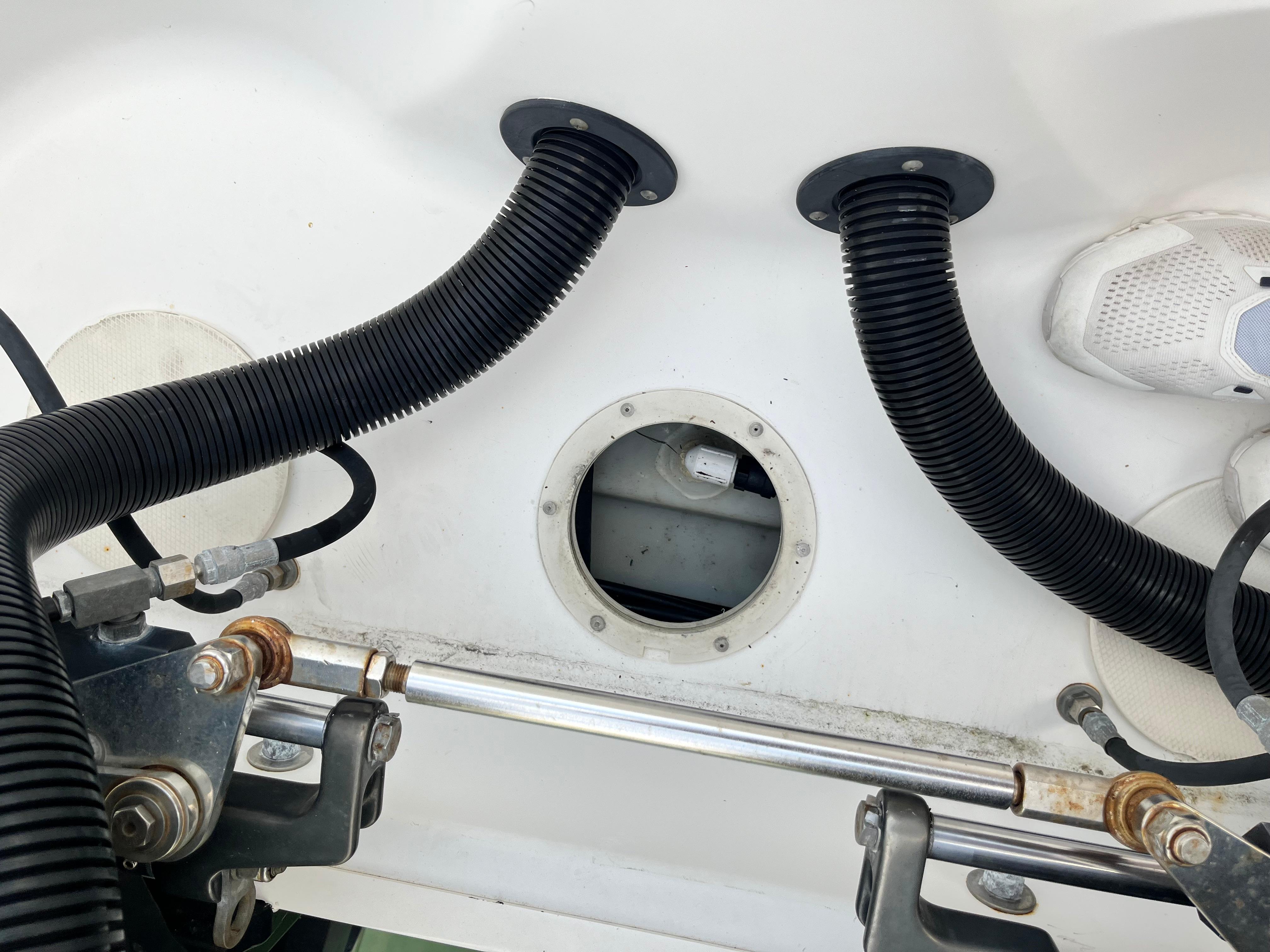 2009-boston-whaler-250-outrage-power-9805875-978947578-0-220520251042-63