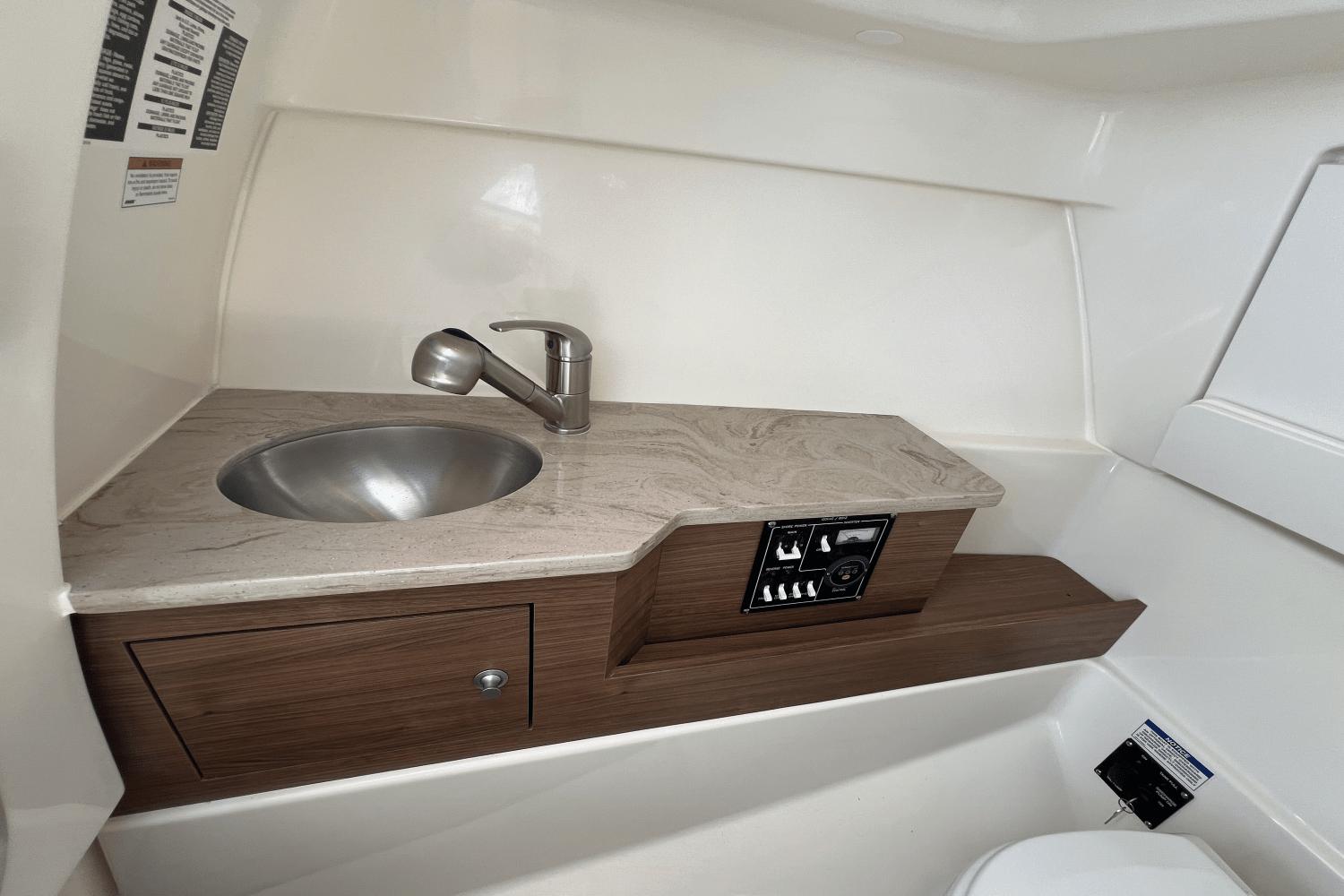 2024-boston-whaler-280-vantage-power-9685876-974380978-0-260220251128-45