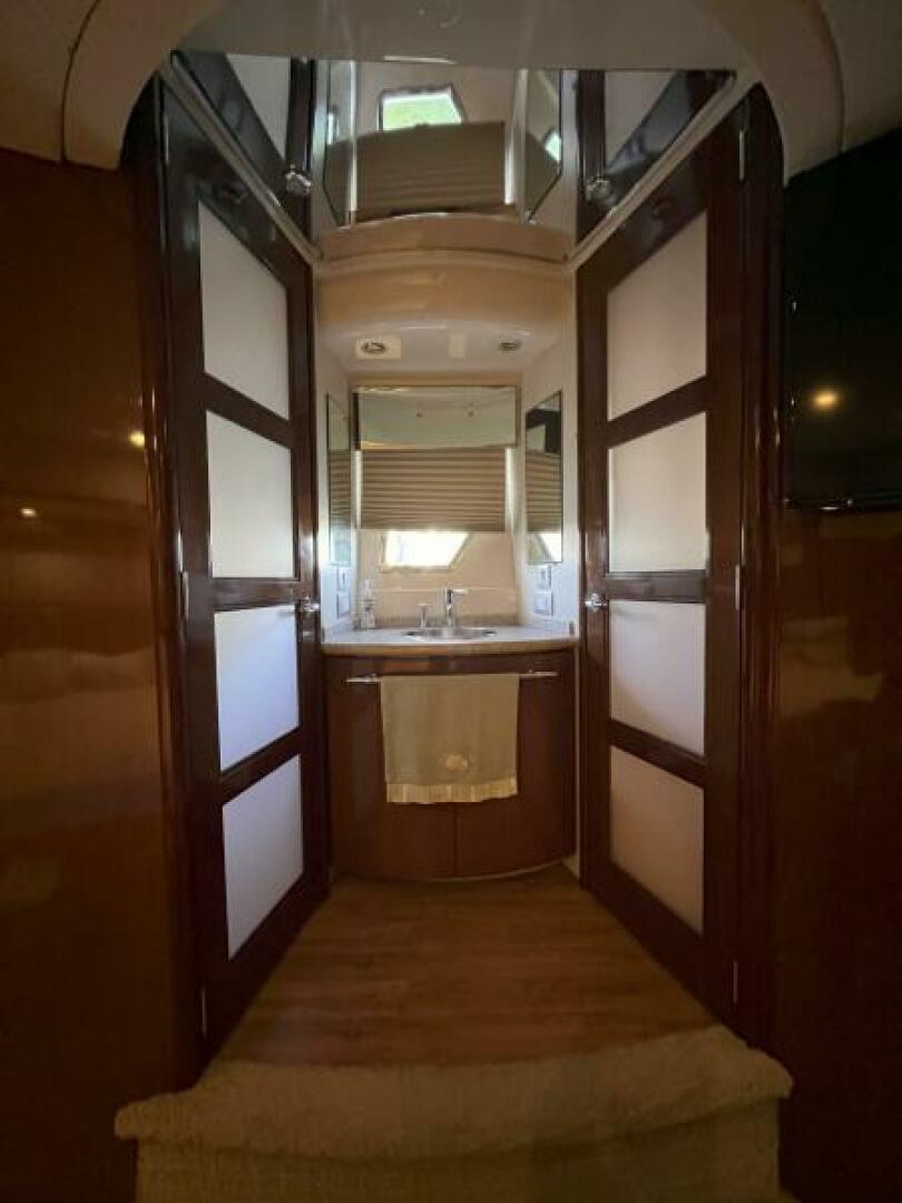 Carver-52 Voyager 2008-Chips Ahoy FL-US-2008 52 Carver Voyager  Chips Ahoy  Master Stateroom Head-9745889 | Thumbnail