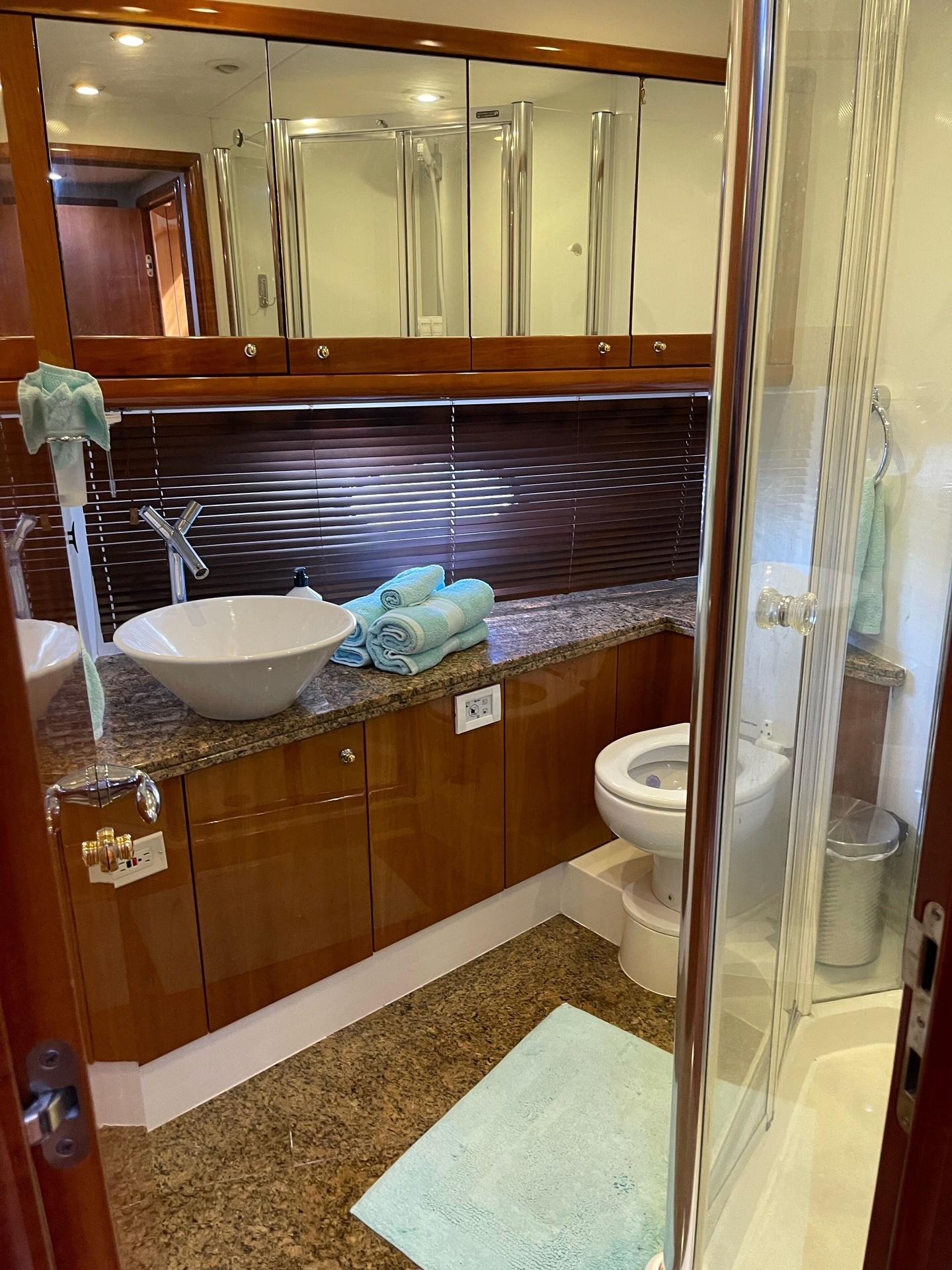 2005 Sunseeker 75 Flybridge- LAUREL- VIP Head