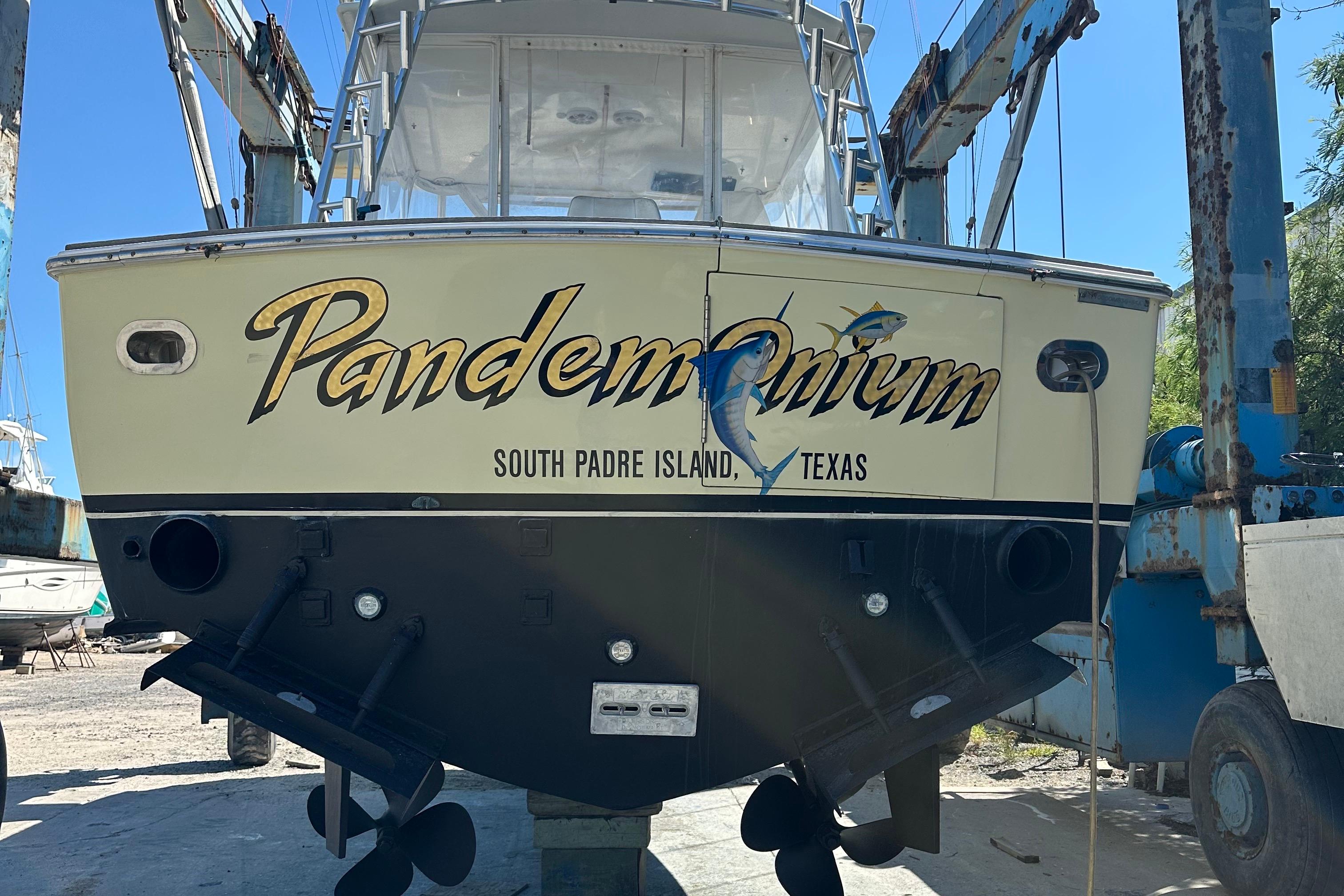 フィッシュ 1983 Hines-Farley 34 Express | Yachts360