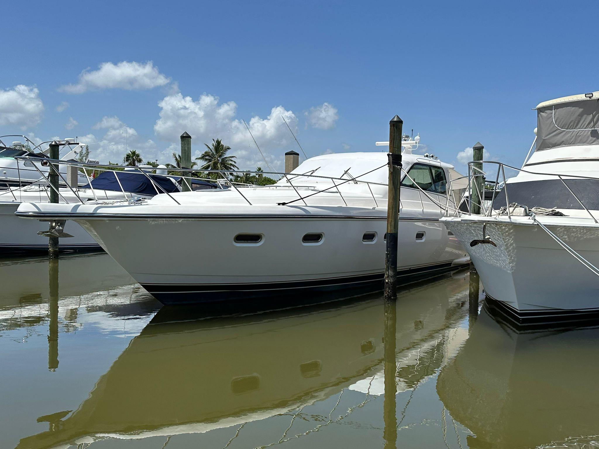 2004 Tiara 5200 sovran salon