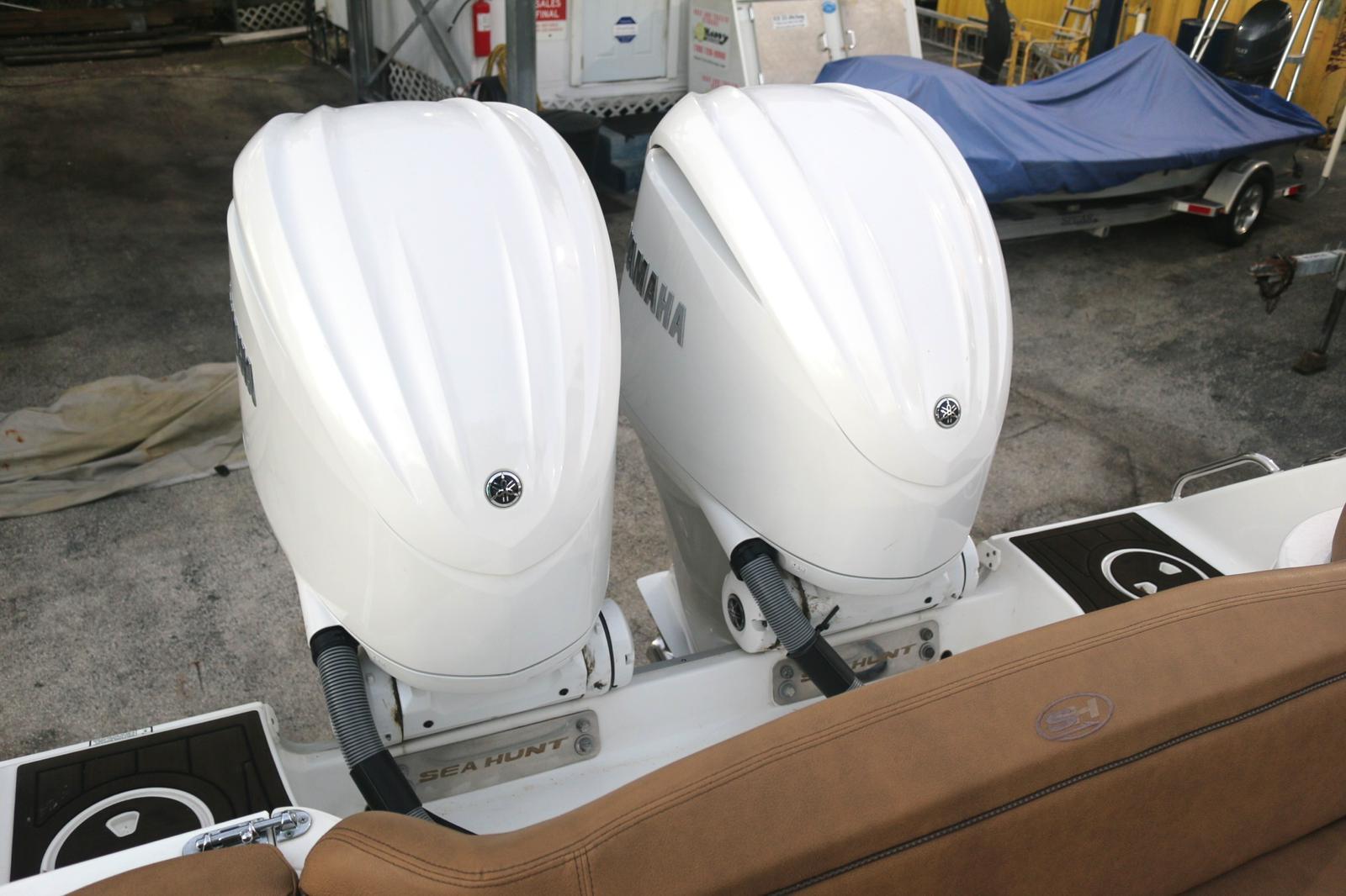 2022-sea-hunt-ultra-305-se-power-9685917-20250217144057023-1_XLARGE