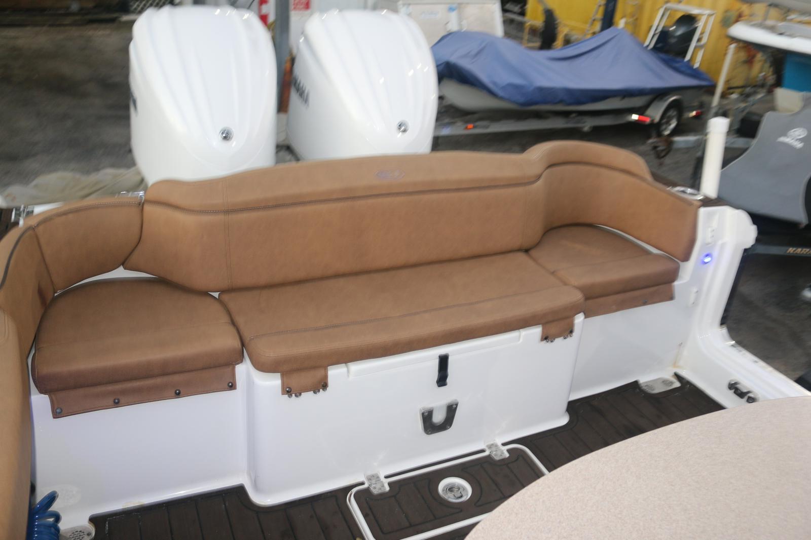 2022-sea-hunt-ultra-305-se-power-9685917-20250217144057989-1_XLARGE