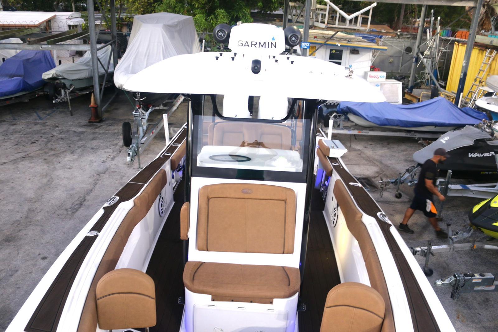 2022-sea-hunt-ultra-305-se-power-9685917-20250217144109679-1_XLARGE