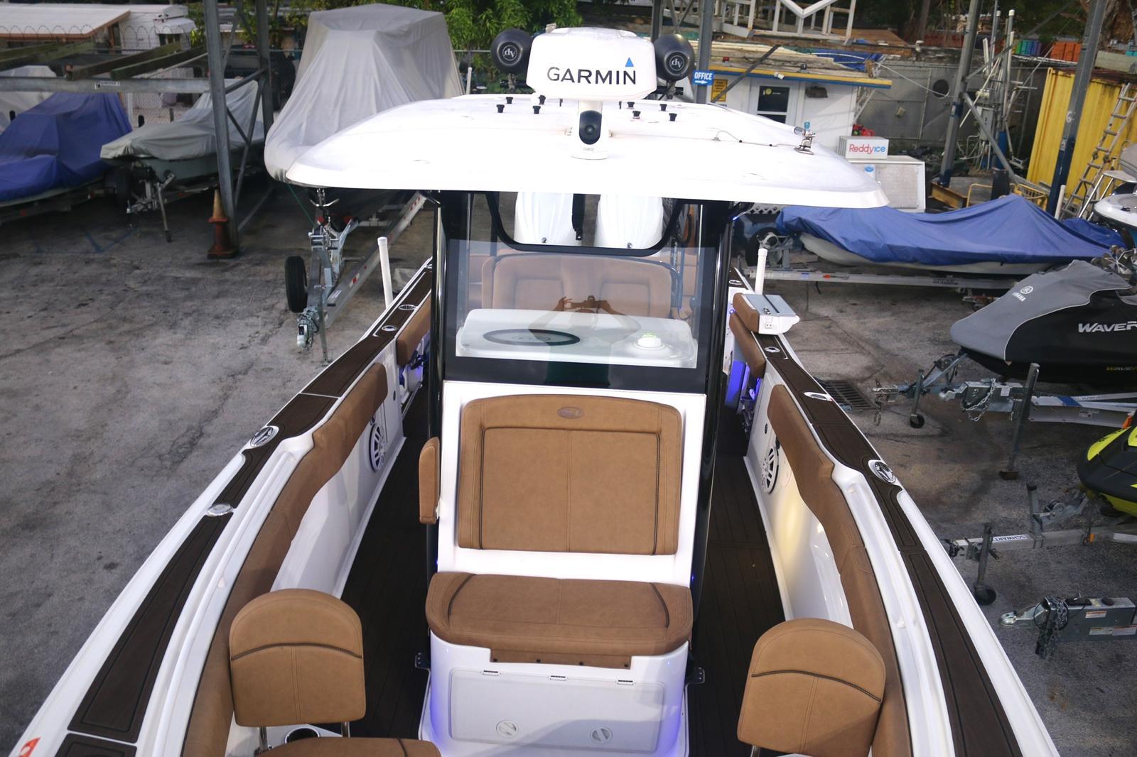 2022-sea-hunt-ultra-305-se-power-9685917-20250217144111671-1_XLARGE