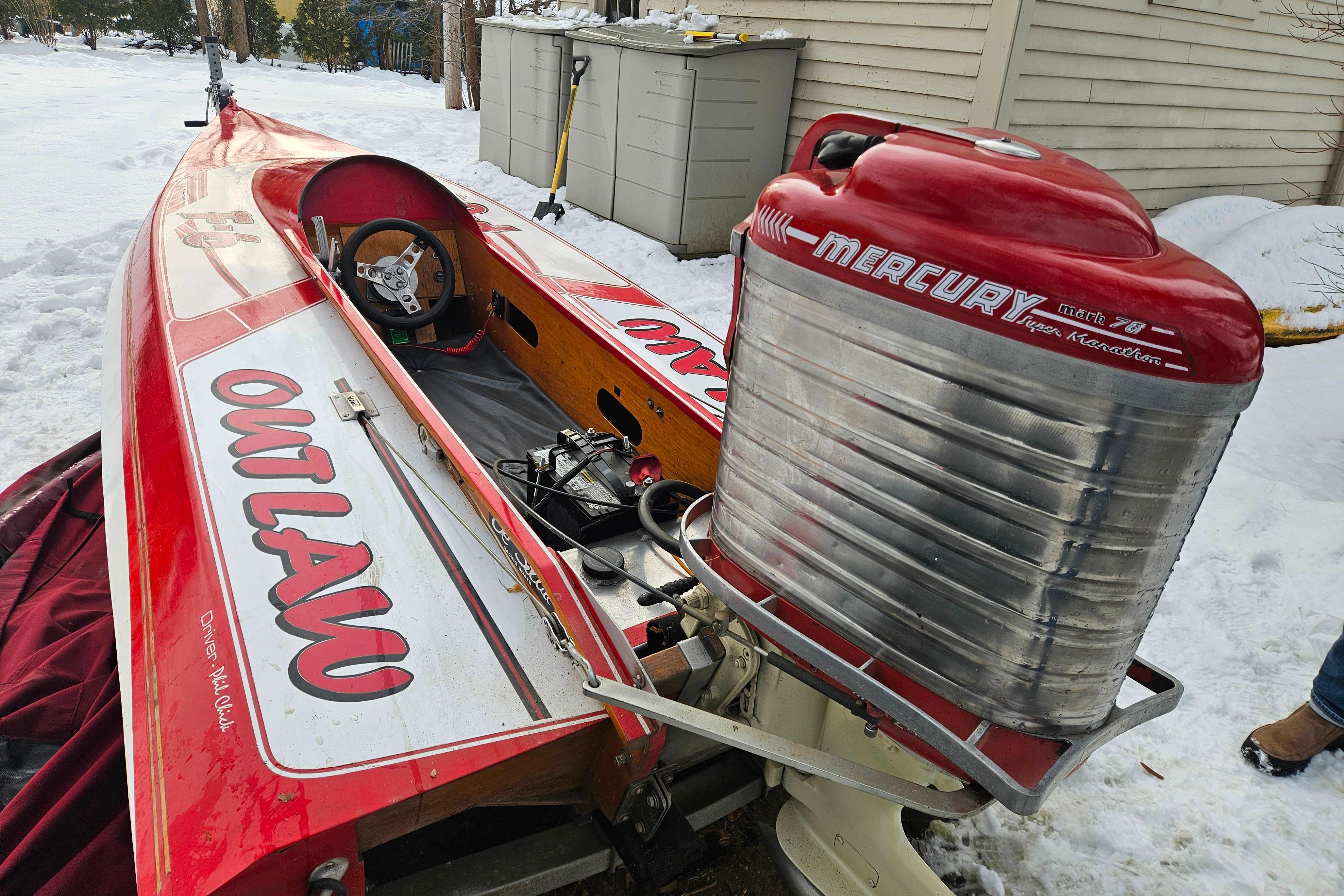 1987 De Silva F Class Race boat with Mercury engine, snow-covered background.