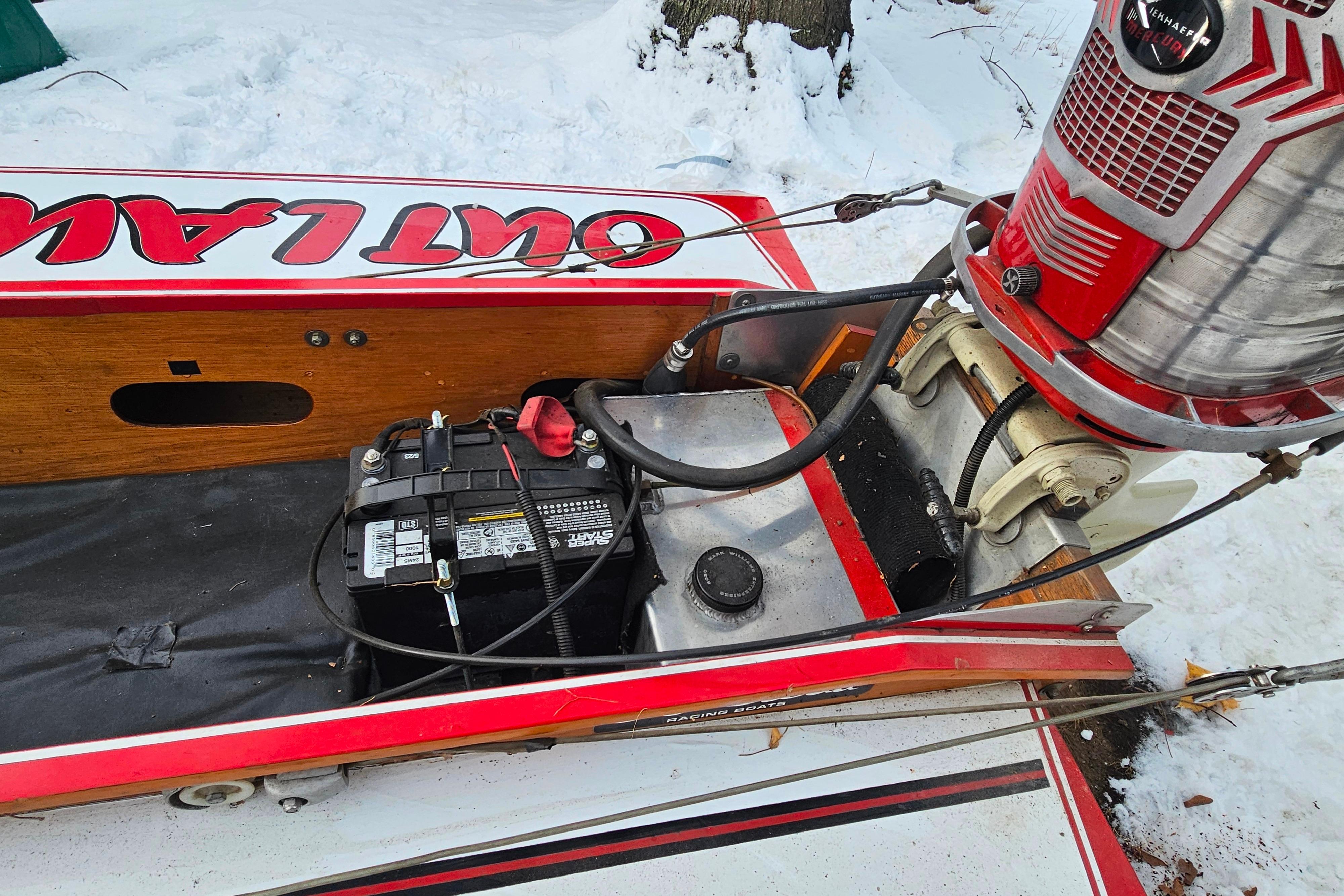 1987 De Silva F Class Race boat with visible engine and battery in snowy setting.