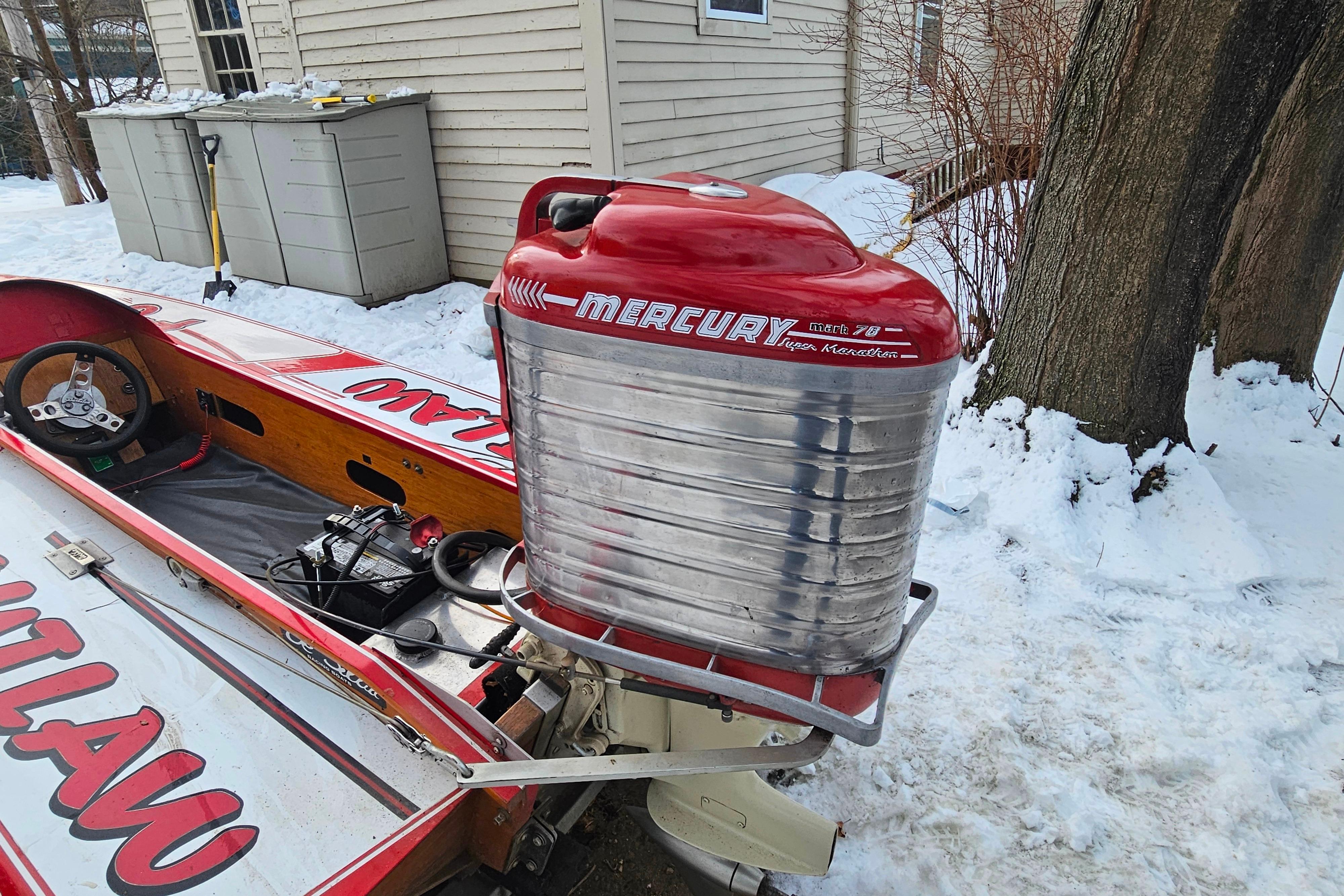 1987 De Silva F Class Race boat with Mercury engine in snowy setting.