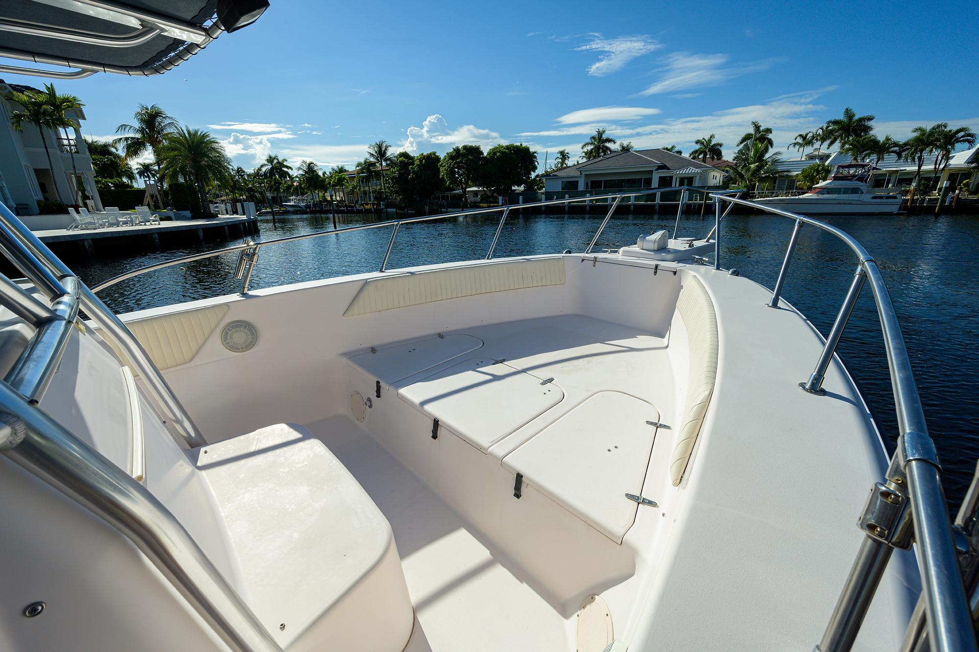 Grady-White 306 Bimini - Exterior starboard forward seating on water