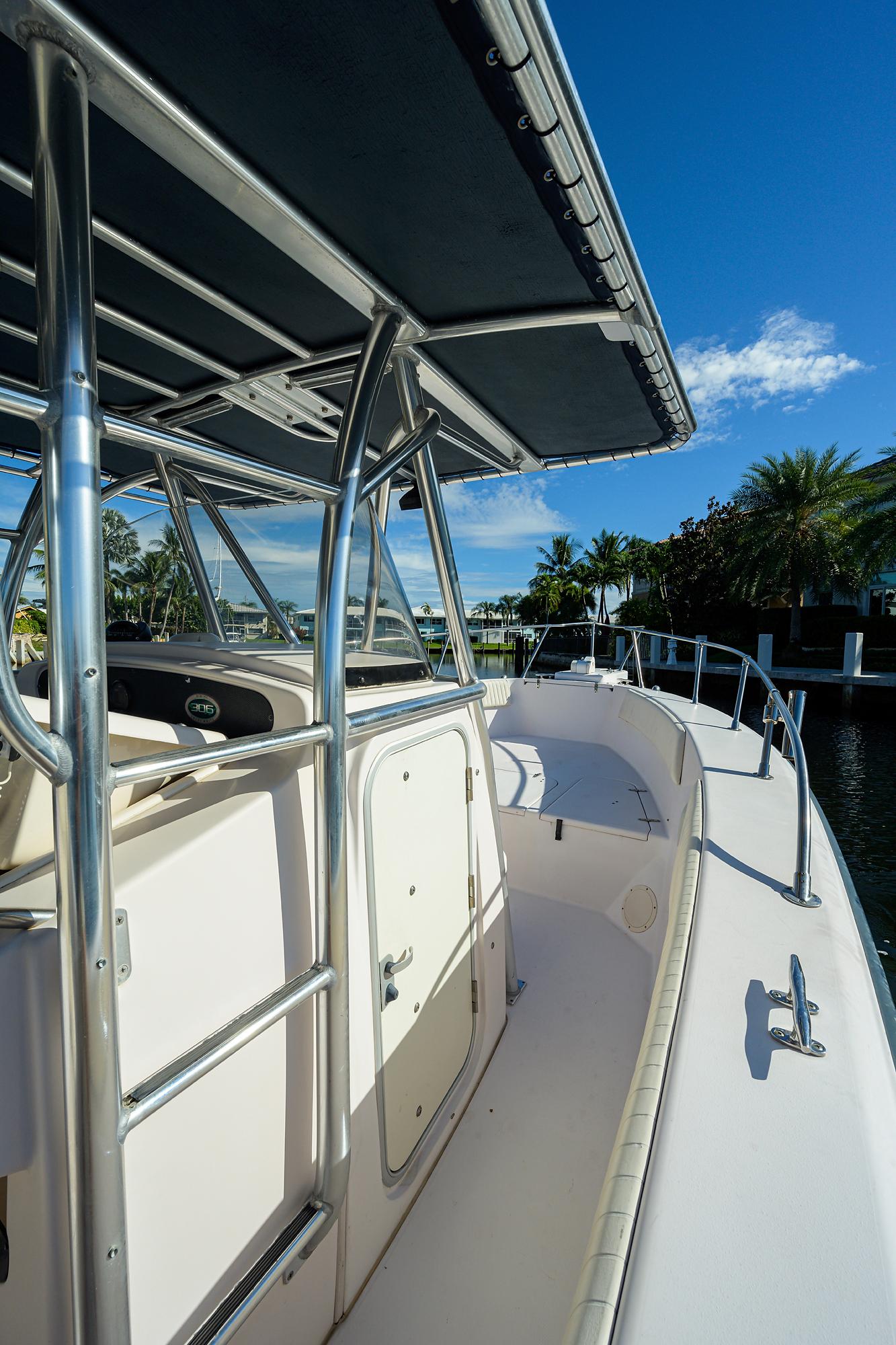 Grady-White 306 Bimini - Exterior starboard forward on water