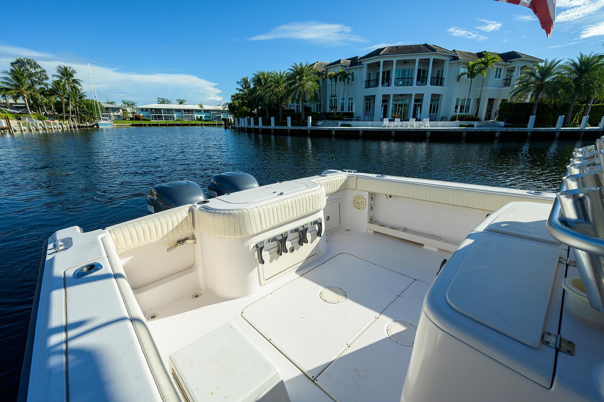 Grady-White 306 Bimini - Exterior aft on water